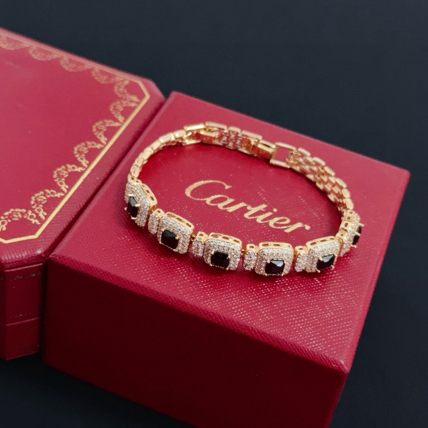 卡地亚镶钻手链 高端定制版本 镶嵌钻工艺 V金材质 经典而时尚风格 用凌厉线条重构爱情美学！打破常规，镶
