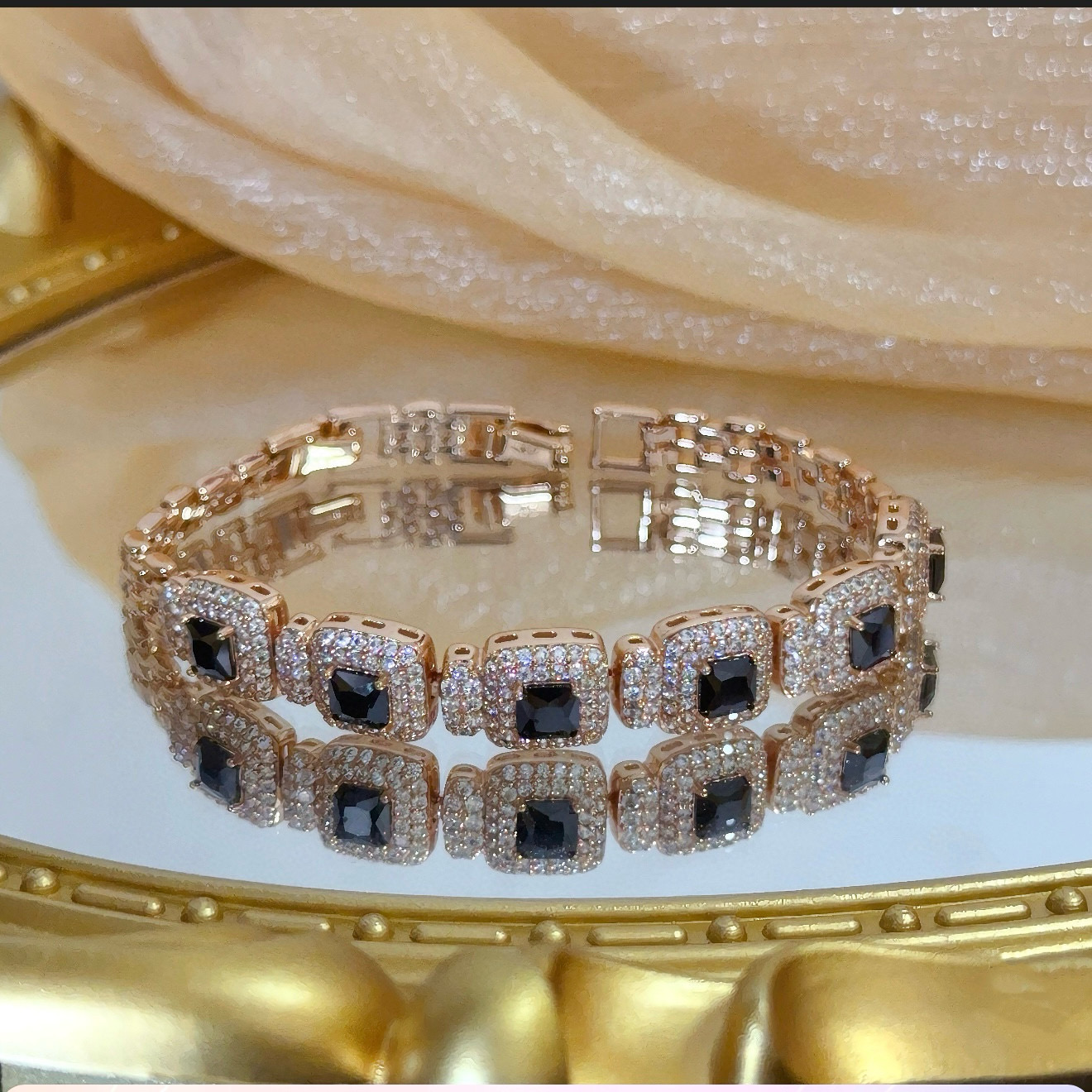 卡地亚镶钻手链 高端定制版本 镶嵌钻工艺 V金材质 经典而时尚风格 用凌厉线条重构爱情美学！打破常规，镶