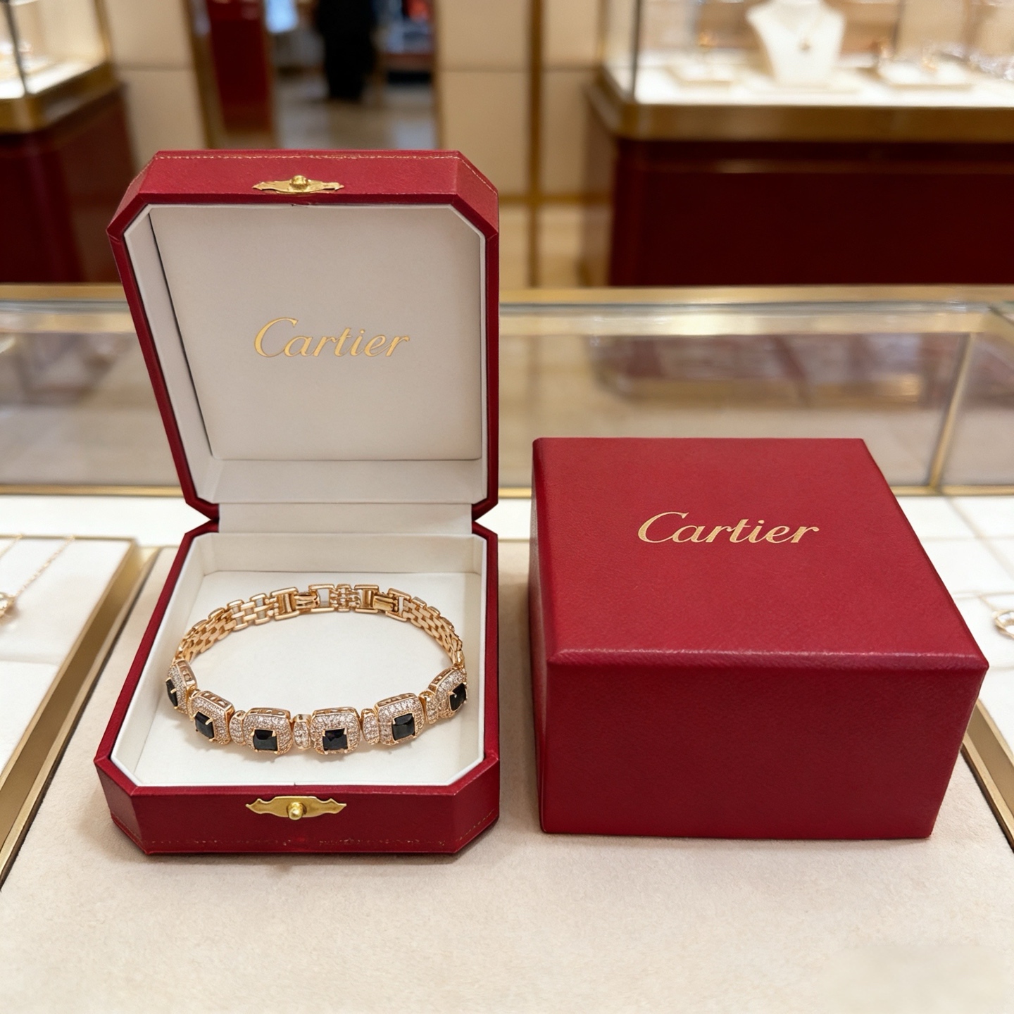 卡地亚镶钻手链 高端定制版本 镶嵌钻工艺 V金材质 经典而时尚风格 用凌厉线条重构爱情美学！打破常规，镶