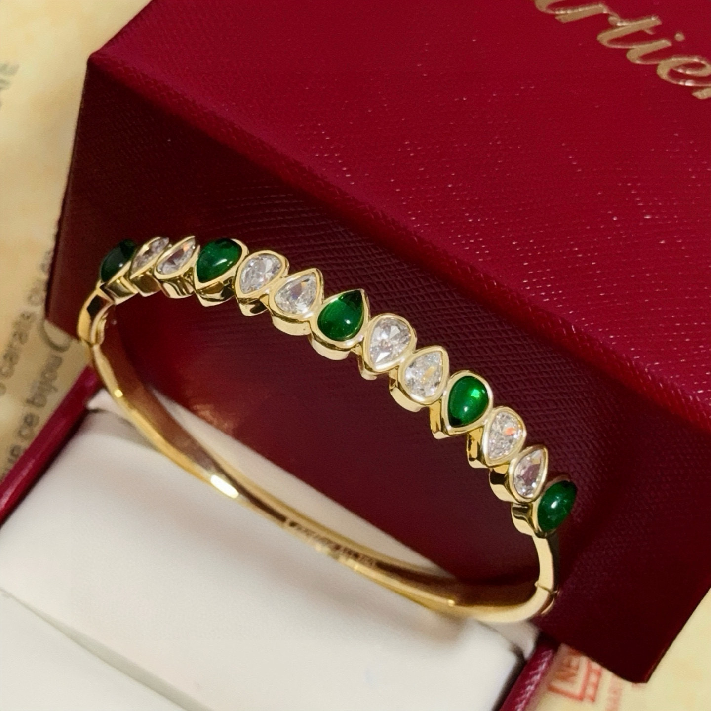 卡地亚镶钻手镯 高端定制版本 镶嵌钻工艺 V金材质 经典而时尚风格 用凌厉线条重构爱情美学！打破常规，镶