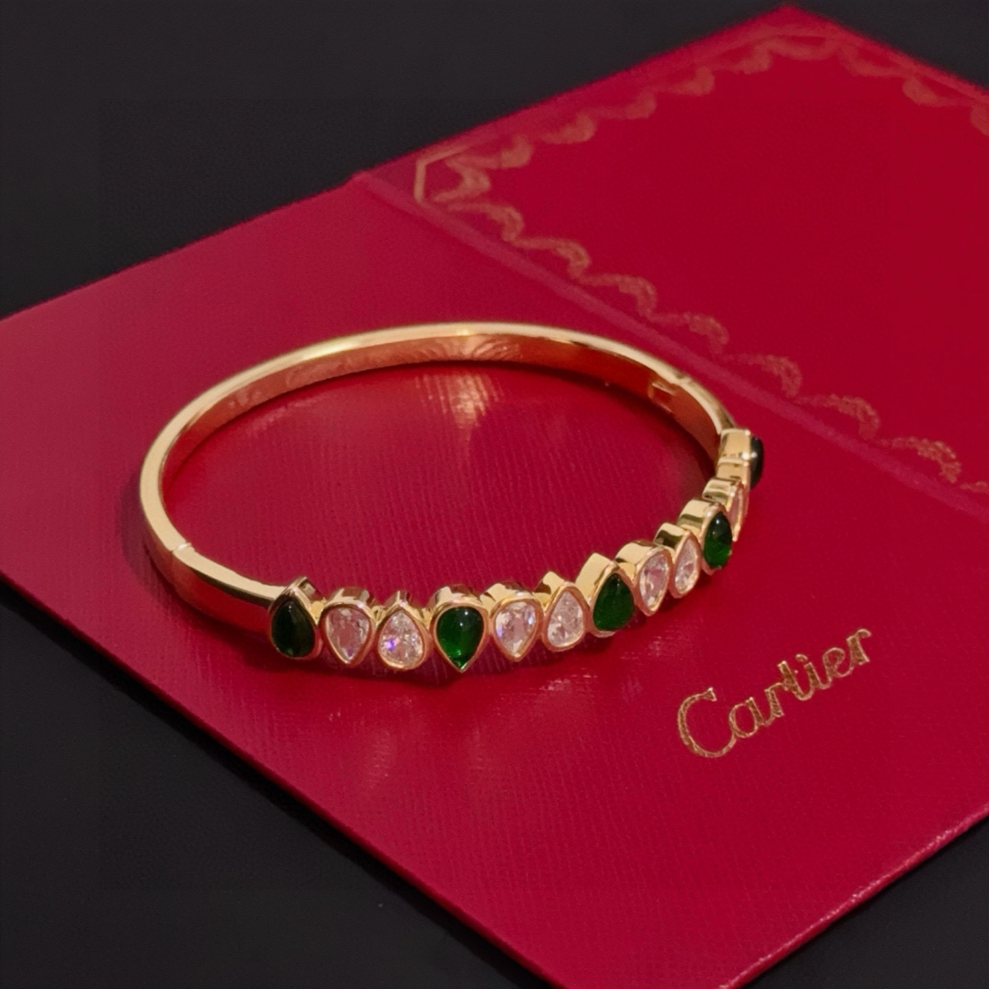 卡地亚镶钻手镯 高端定制版本 镶嵌钻工艺 V金材质 经典而时尚风格 用凌厉线条重构爱情美学！打破常规，镶