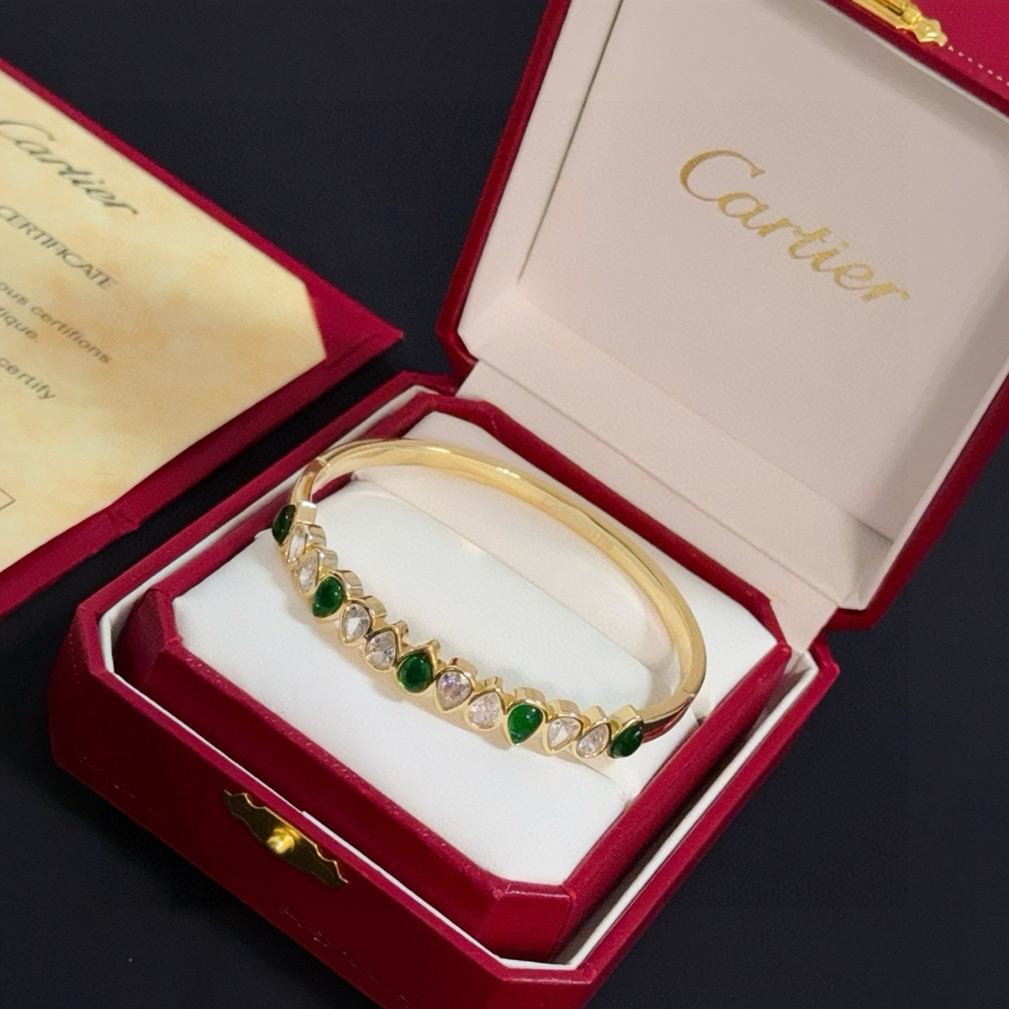 卡地亚镶钻手镯 高端定制版本 镶嵌钻工艺 V金材质 经典而时尚风格 用凌厉线条重构爱情美学！打破常规，镶