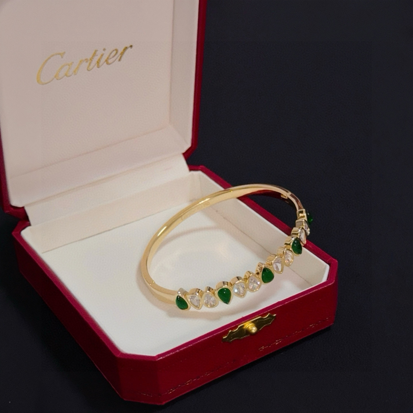 卡地亚镶钻手镯 高端定制版本 镶嵌钻工艺 V金材质 经典而时尚风格 用凌厉线条重构爱情美学！打破常规，镶