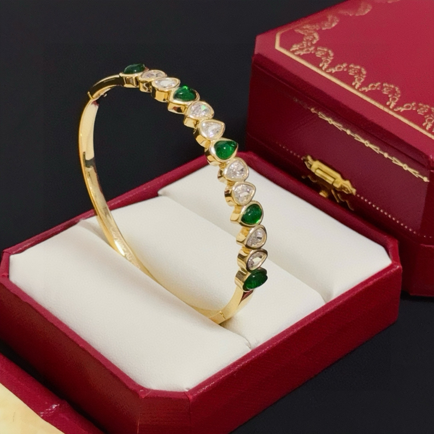 卡地亚镶钻手镯 高端定制版本 镶嵌钻工艺 V金材质 经典而时尚风格 用凌厉线条重构爱情美学！打破常规，镶