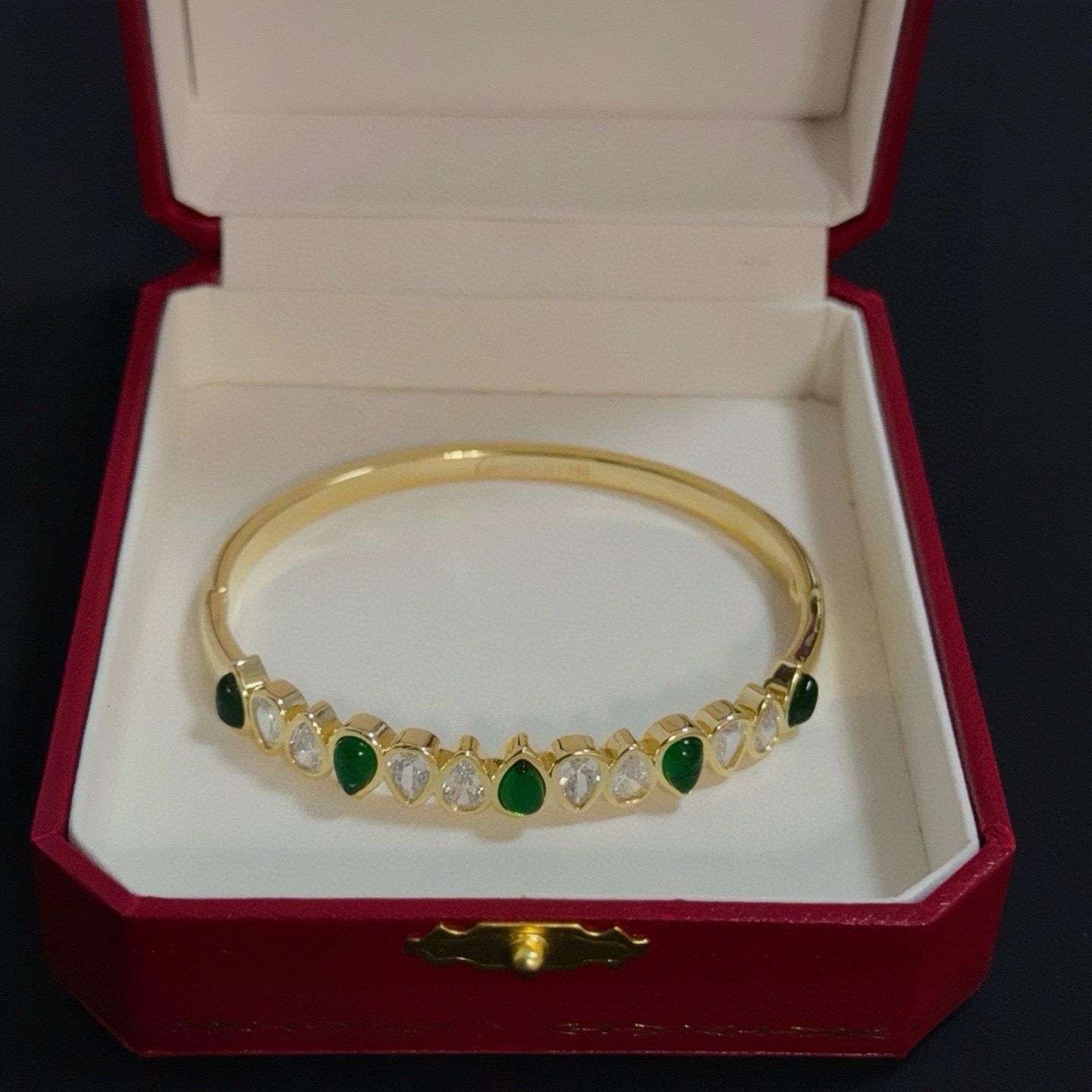 卡地亚镶钻手镯 高端定制版本 镶嵌钻工艺 V金材质 经典而时尚风格 用凌厉线条重构爱情美学！打破常规，镶