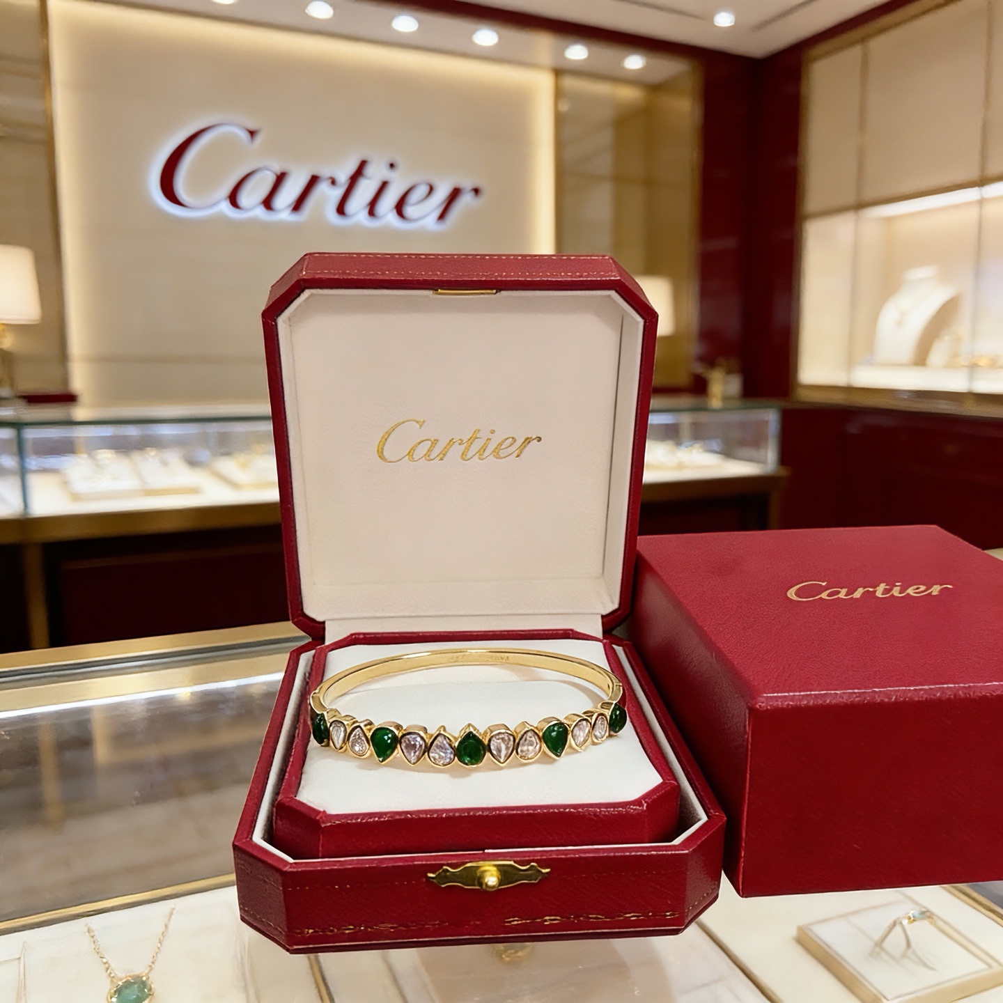 卡地亚镶钻手镯 高端定制版本 镶嵌钻工艺 V金材质 经典而时尚风格 用凌厉线条重构爱情美学！打破常规，镶