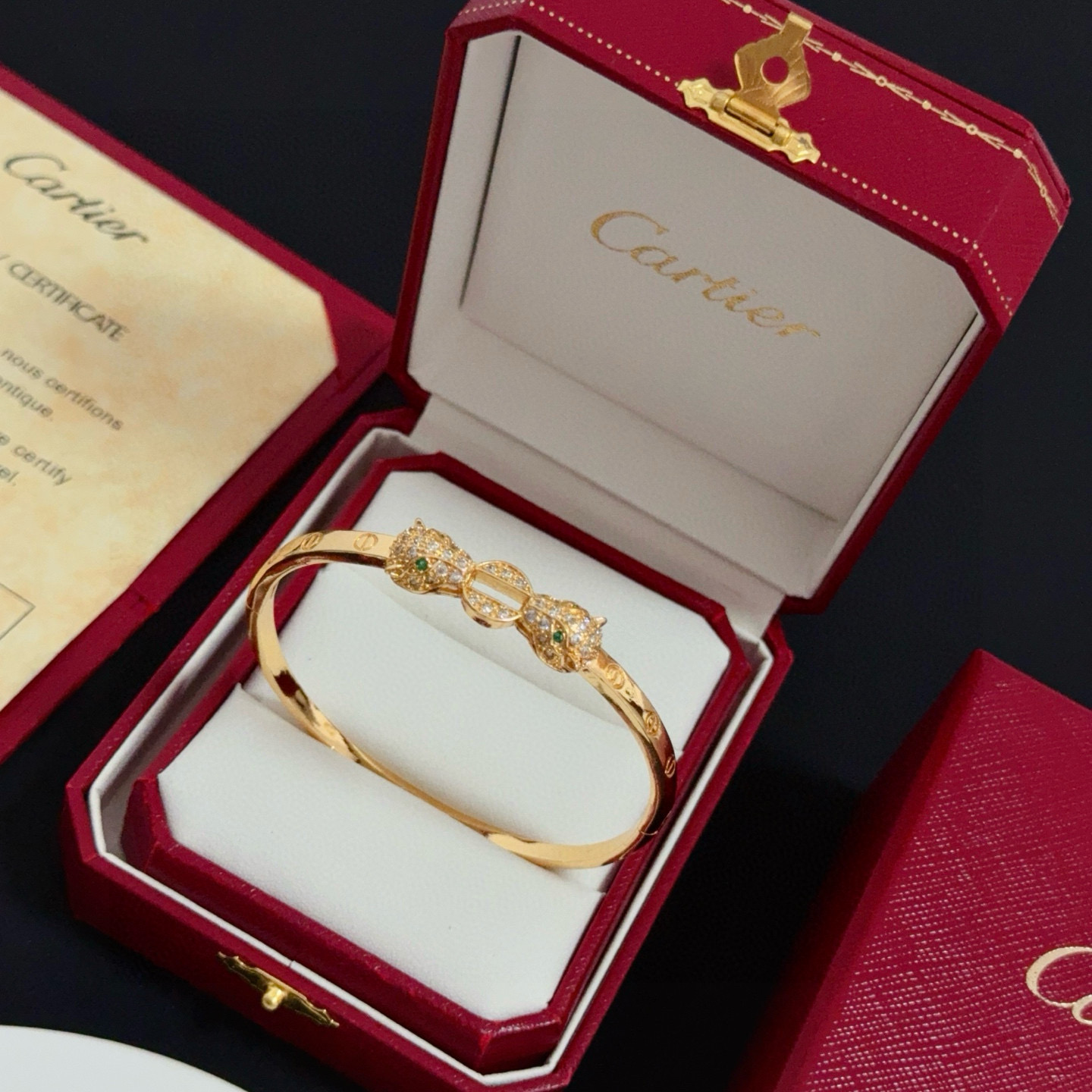 卡地亚镶钻猎豹手镯 高端定制版本 镶嵌钻工艺 V金材质 经典而时尚风格 用凌厉线条重构爱情美学！打破常规