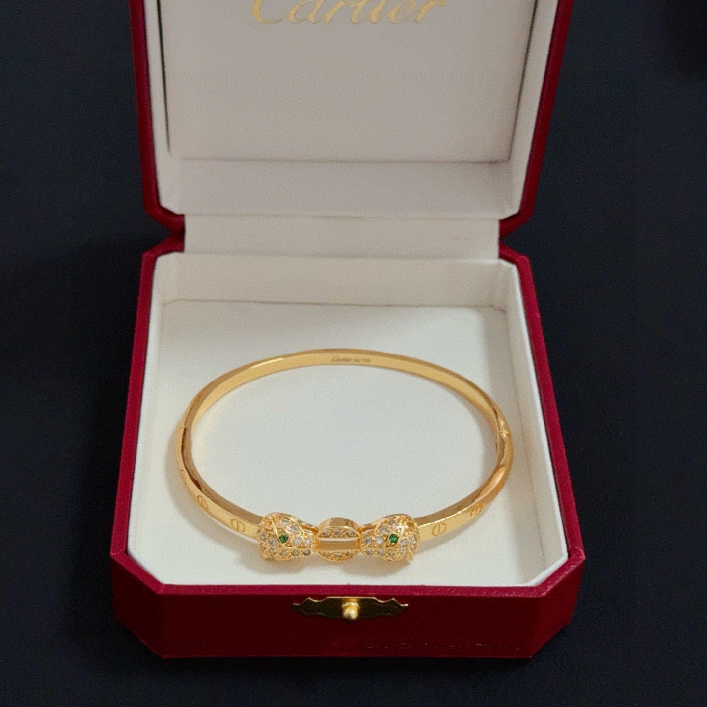 卡地亚镶钻猎豹手镯 高端定制版本 镶嵌钻工艺 V金材质 经典而时尚风格 用凌厉线条重构爱情美学！打破常规