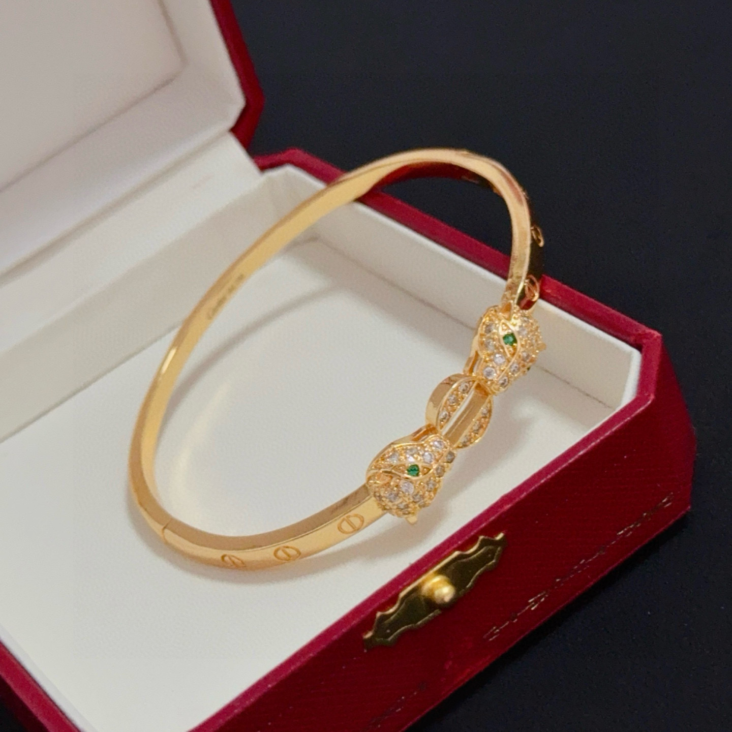 卡地亚镶钻猎豹手镯 高端定制版本 镶嵌钻工艺 V金材质 经典而时尚风格 用凌厉线条重构爱情美学！打破常规