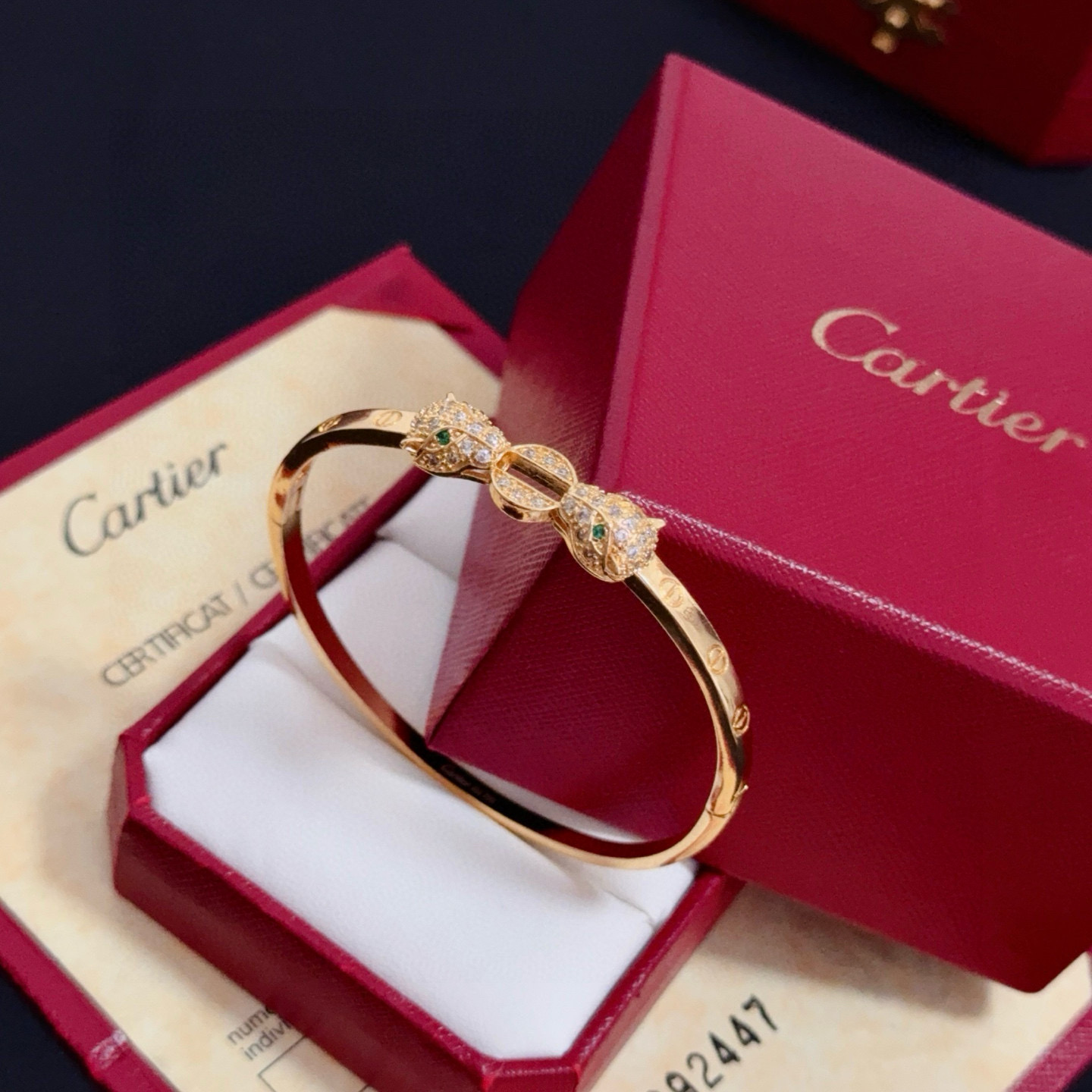 卡地亚镶钻猎豹手镯 高端定制版本 镶嵌钻工艺 V金材质 经典而时尚风格 用凌厉线条重构爱情美学！打破常规