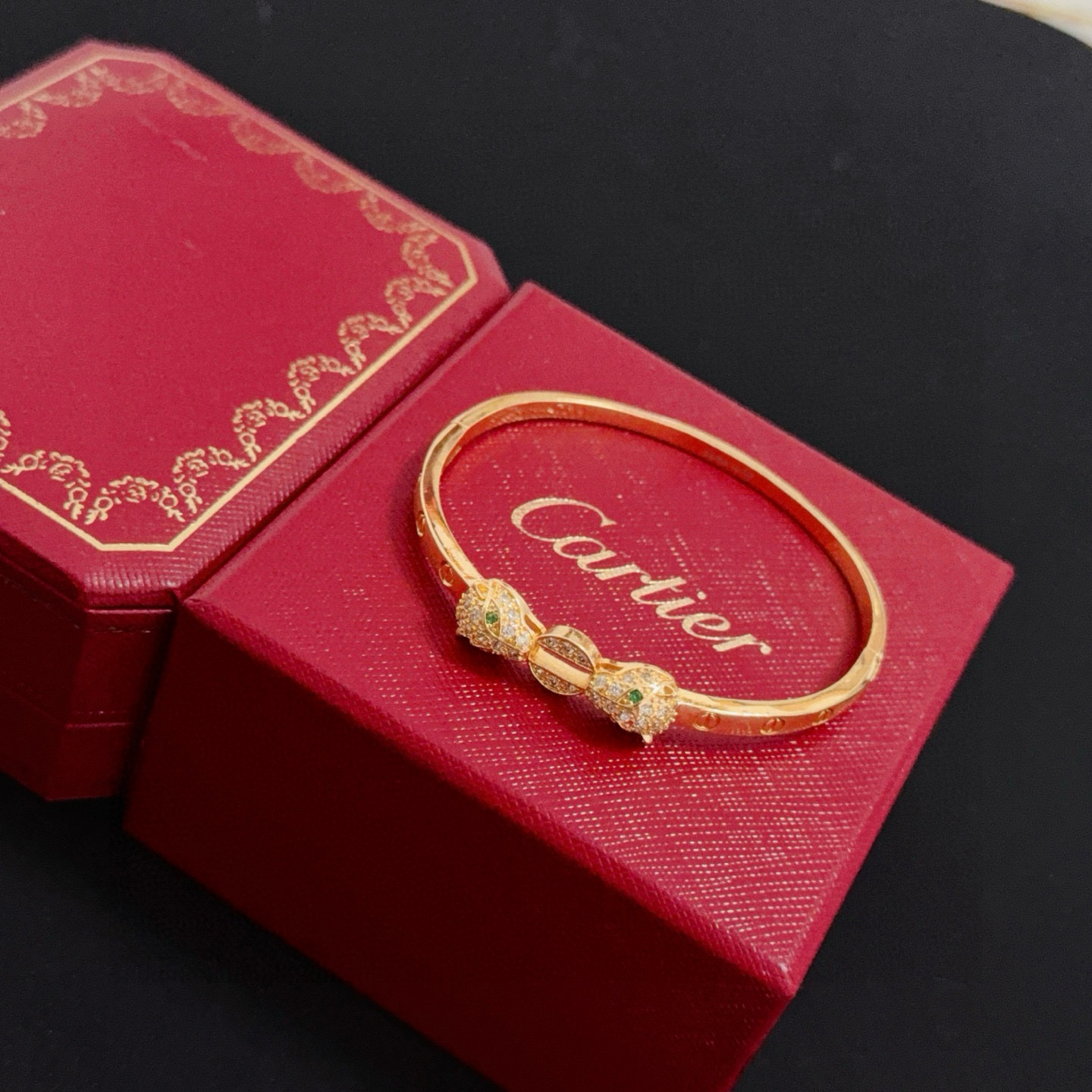 卡地亚镶钻猎豹手镯 高端定制版本 镶嵌钻工艺 V金材质 经典而时尚风格 用凌厉线条重构爱情美学！打破常规