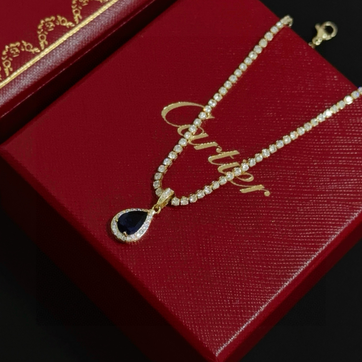 卡地亚镶钻项链 高端定制版本 镶嵌钻工艺 V金材质 经典而时尚风格 用凌厉线条重构爱情美学！打破常规，镶