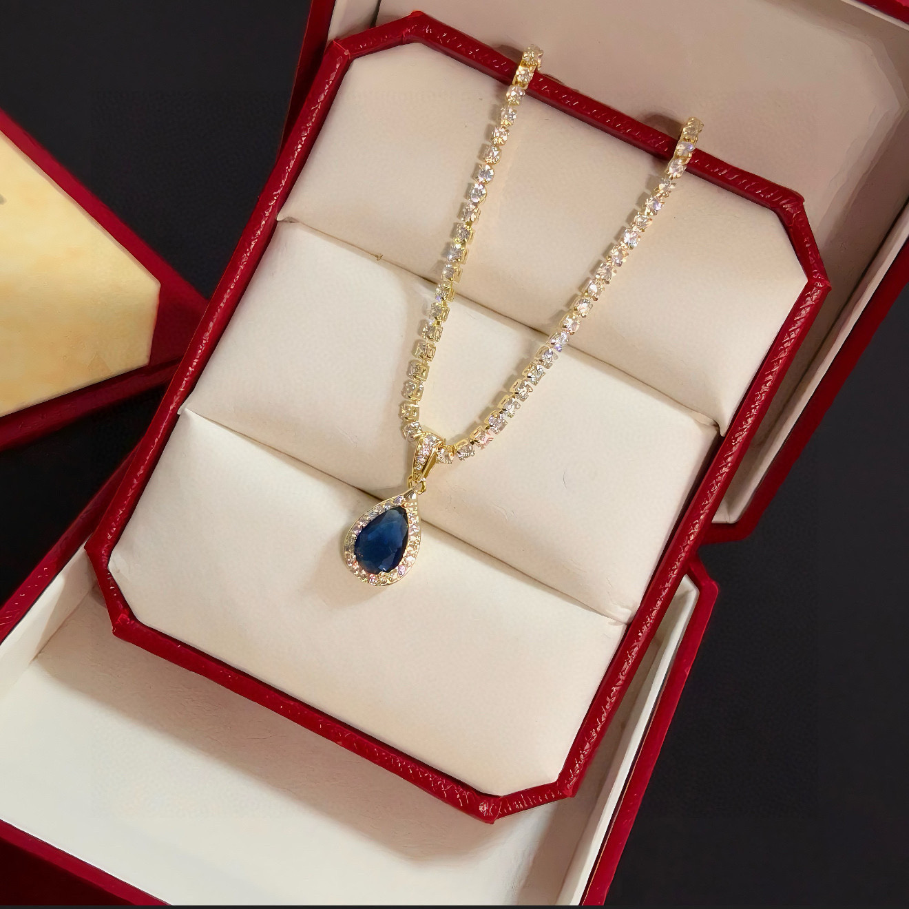 卡地亚镶钻项链 高端定制版本 镶嵌钻工艺 V金材质 经典而时尚风格 用凌厉线条重构爱情美学！打破常规，镶