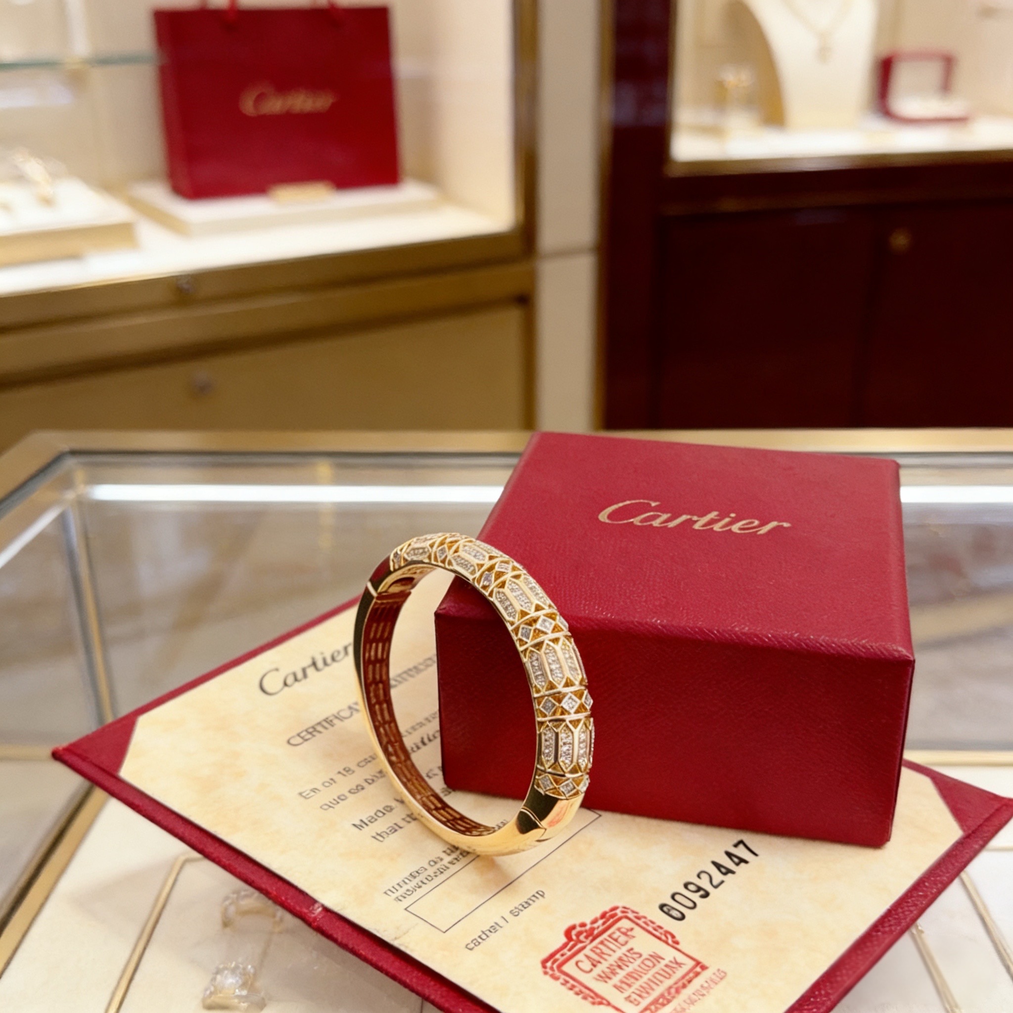 卡地亚镶钻手镯 高端定制版本 镶嵌钻工艺 V金材质 经典而时尚风格 用凌厉线条重构爱情美学！打破常规，镶