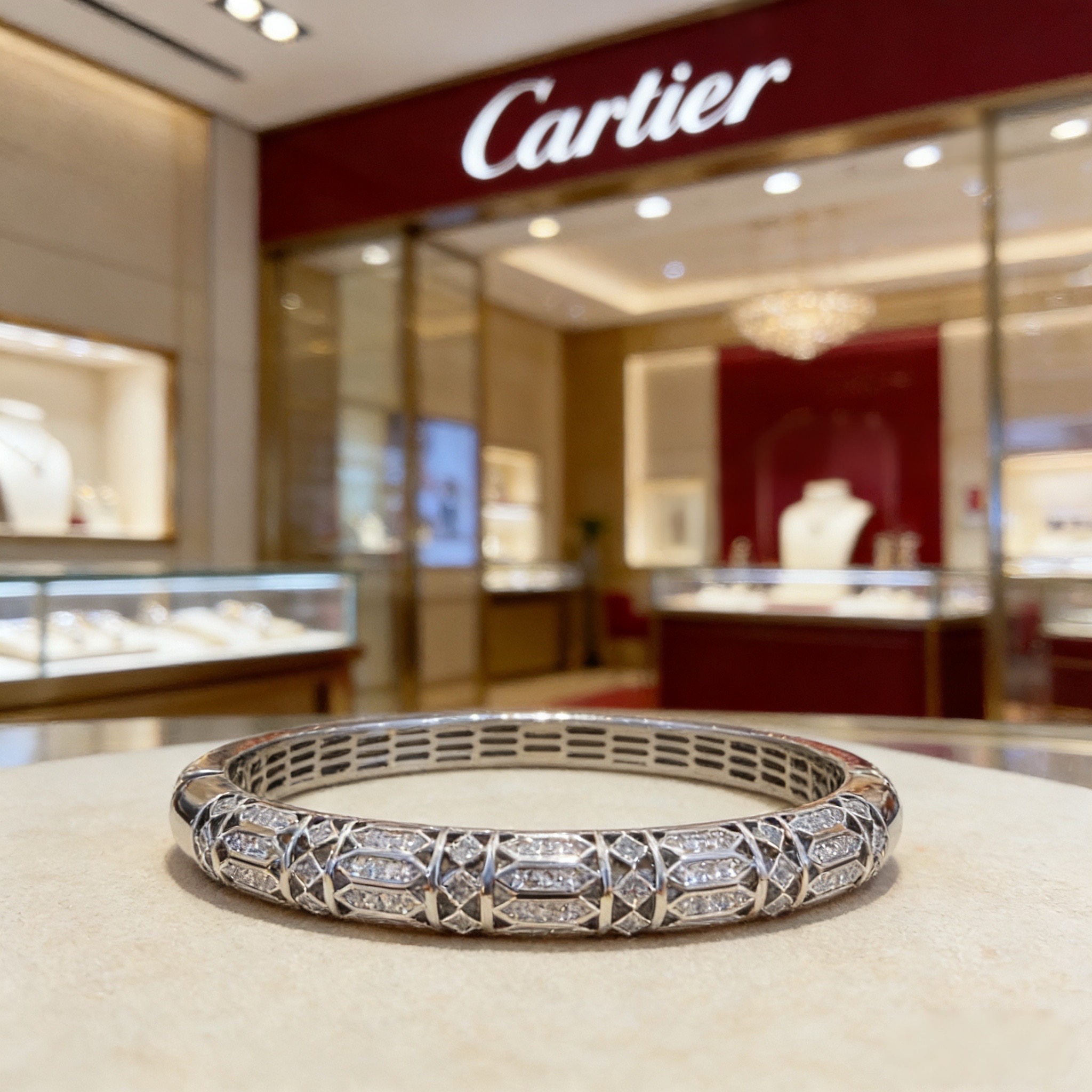 卡地亚镶钻手镯 高端定制版本 镶嵌钻工艺 V金材质 经典而时尚风格 用凌厉线条重构爱情美学！打破常规，镶