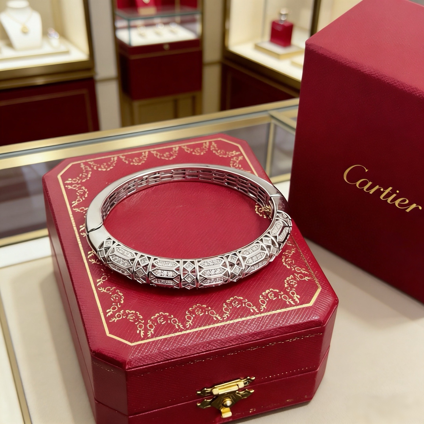 卡地亚镶钻手镯 高端定制版本 镶嵌钻工艺 V金材质 经典而时尚风格 用凌厉线条重构爱情美学！打破常规，镶