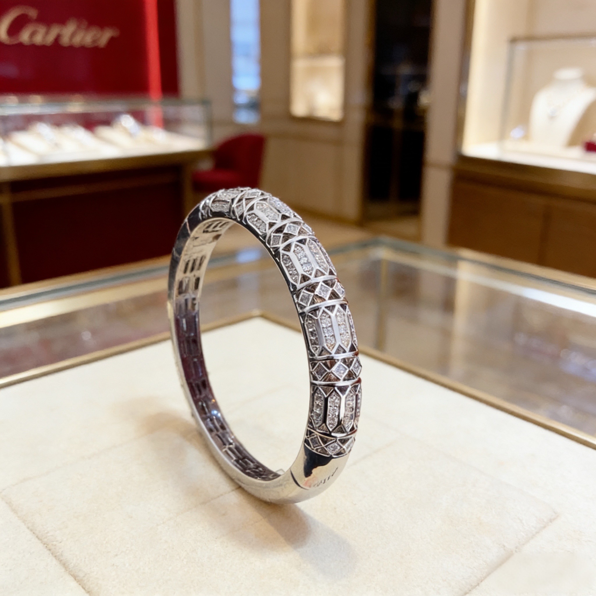 卡地亚镶钻手镯 高端定制版本 镶嵌钻工艺 V金材质 经典而时尚风格 用凌厉线条重构爱情美学！打破常规，镶