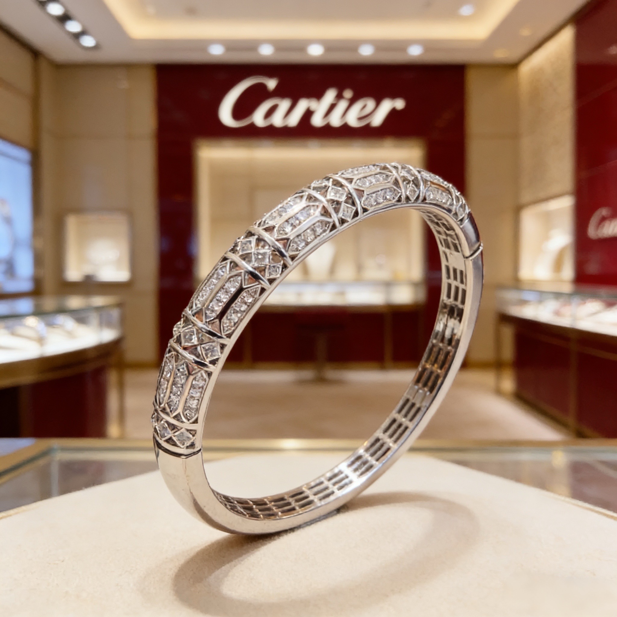 卡地亚镶钻手镯 高端定制版本 镶嵌钻工艺 V金材质 经典而时尚风格 用凌厉线条重构爱情美学！打破常规，镶