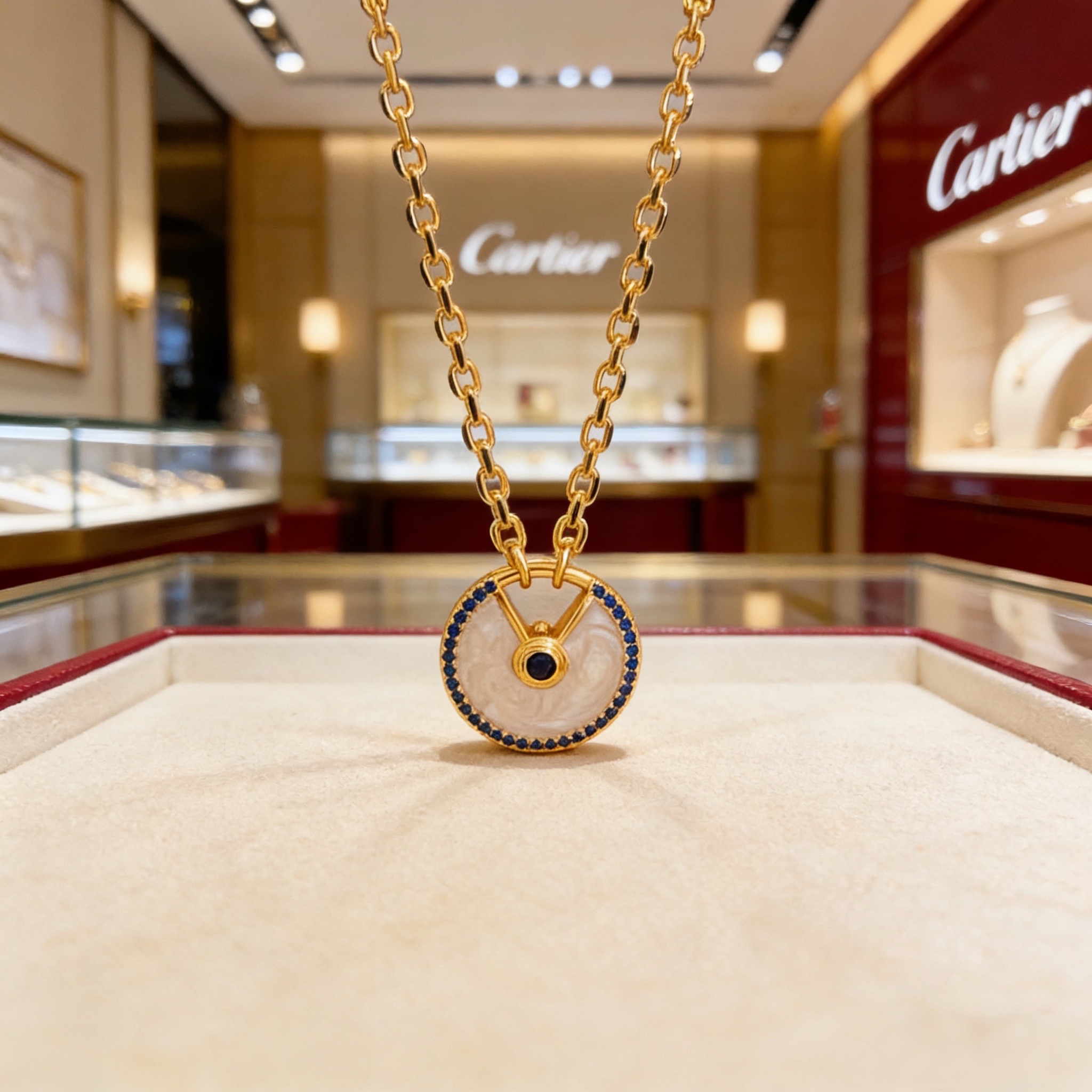 卡地亚镶钻项链 高端定制版本 镶嵌钻工艺 V金材质 经典而时尚风格 用凌厉线条重构爱情美学！打破常规，镶