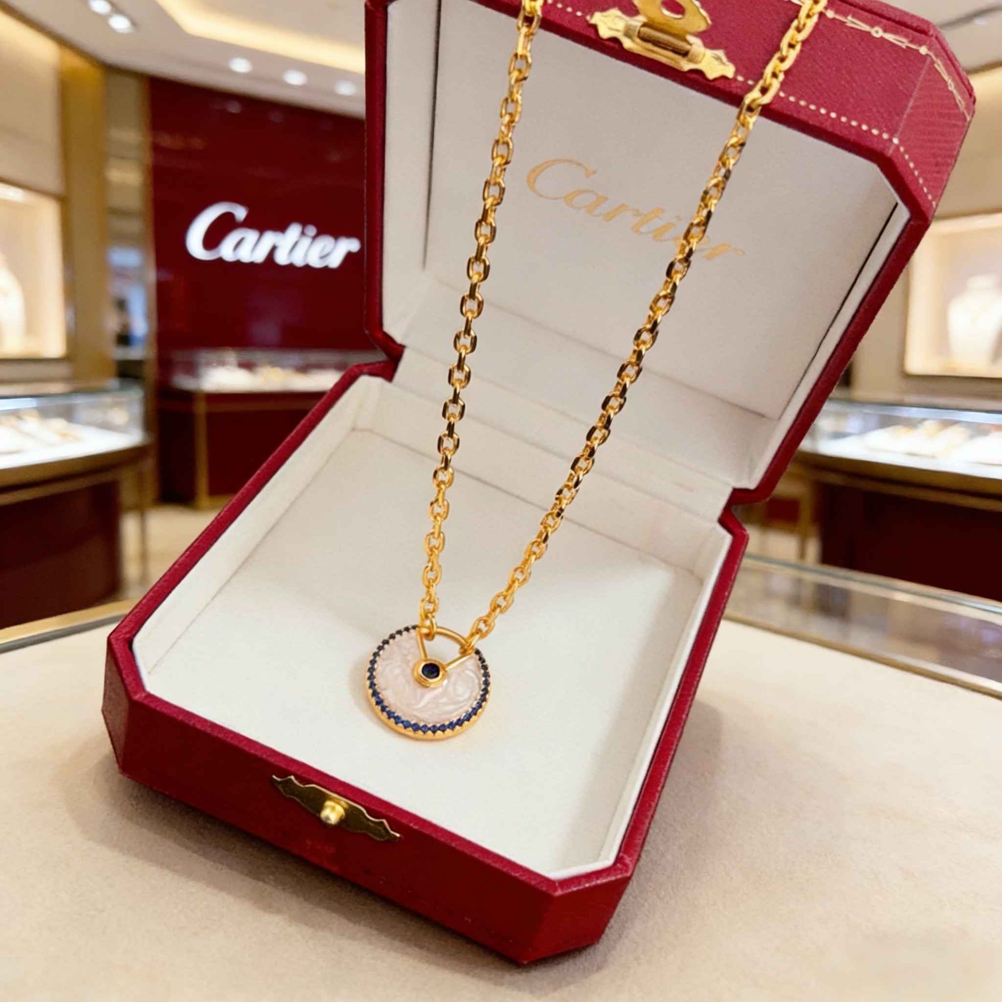 卡地亚镶钻项链 高端定制版本 镶嵌钻工艺 V金材质 经典而时尚风格 用凌厉线条重构爱情美学！打破常规，镶