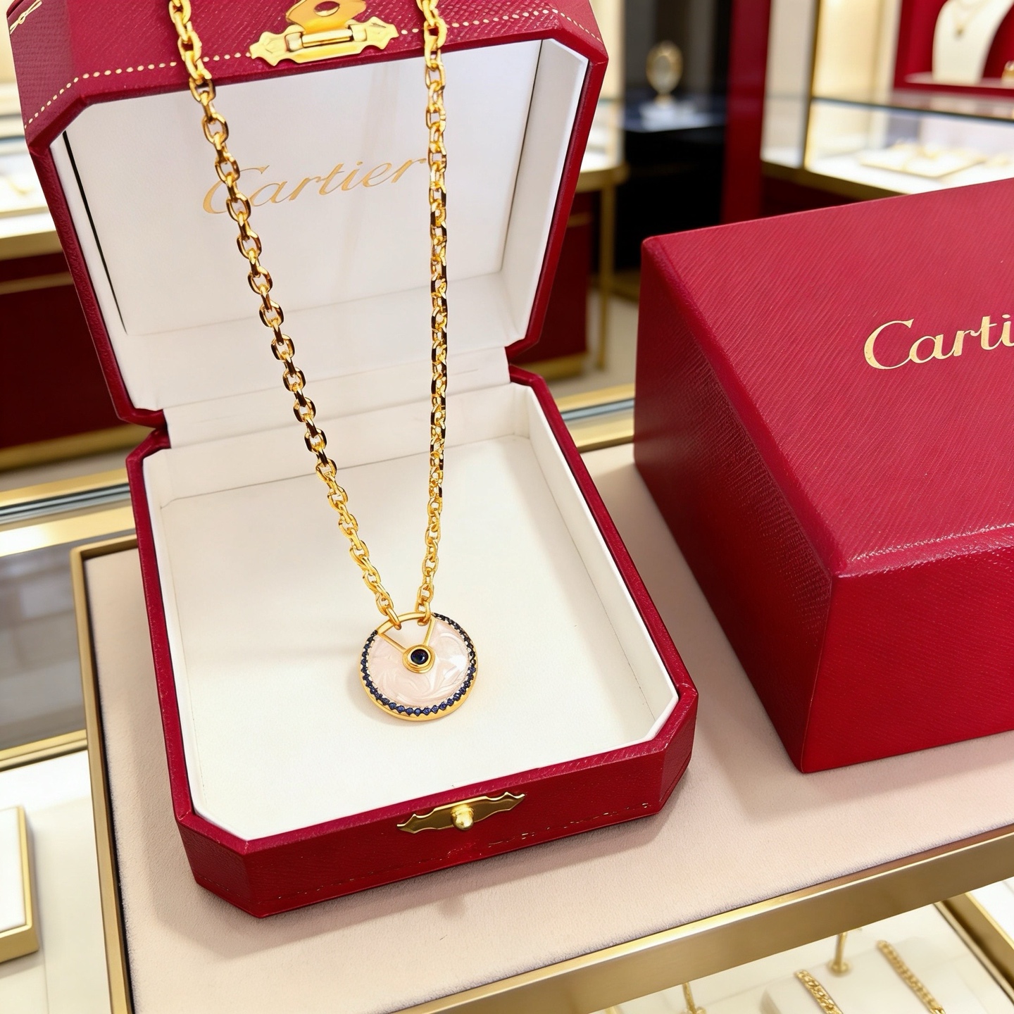 卡地亚镶钻项链 高端定制版本 镶嵌钻工艺 V金材质 经典而时尚风格 用凌厉线条重构爱情美学！打破常规，镶