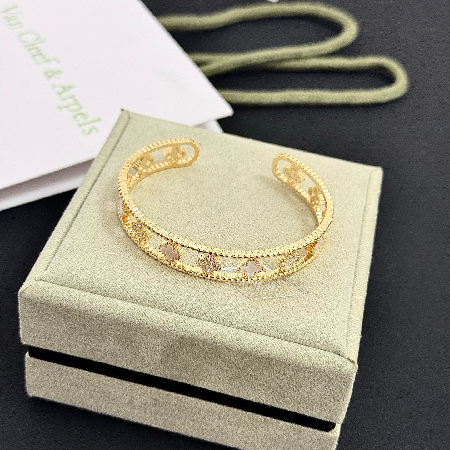 〔精工原版〕圣诞🎄爆款 VCA四叶草联名🍀梵克雅宝手镯 V金等级 经典之作 官网同款 时尚潮流 采用多层