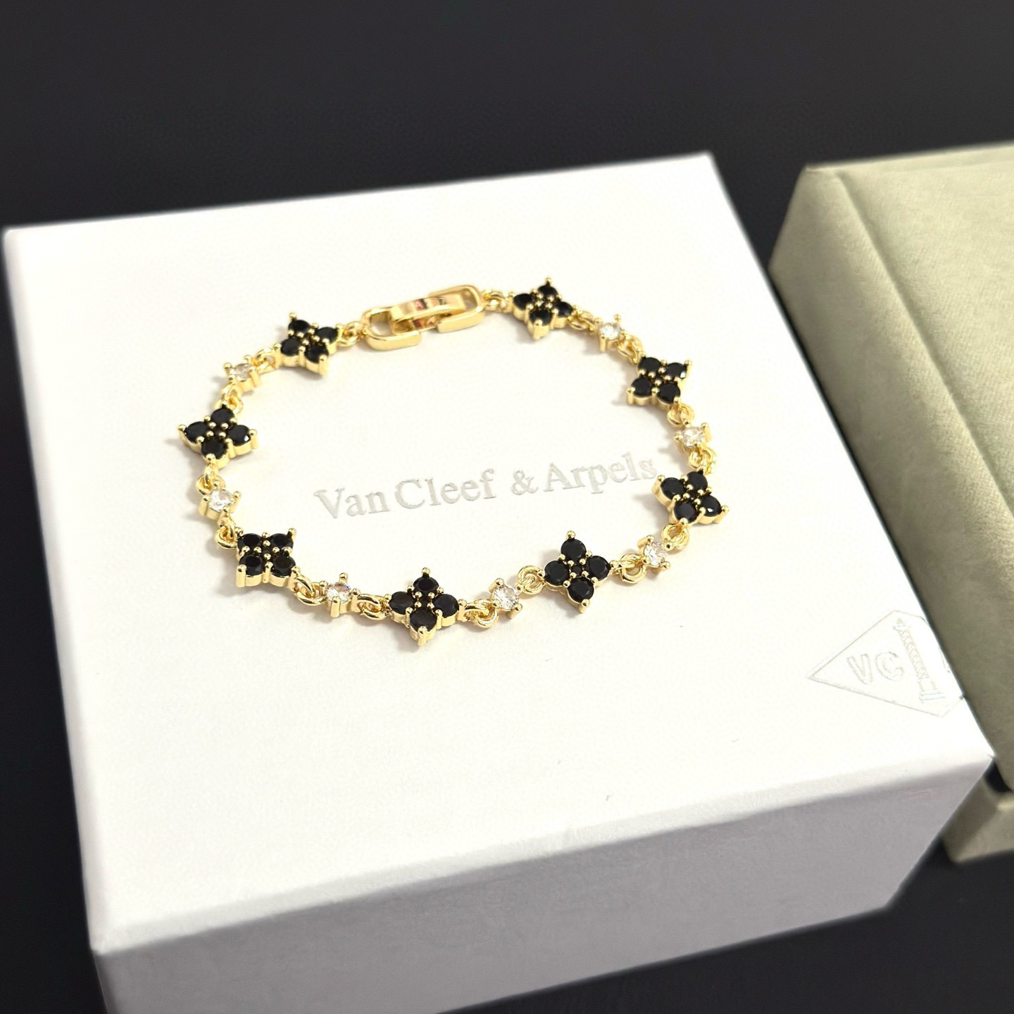 〔精工原版〕爆款 VCA四叶草🍀梵克雅宝手链 V金等级 经典之作 官网同款 时尚潮流 采用多层次金属雕刻