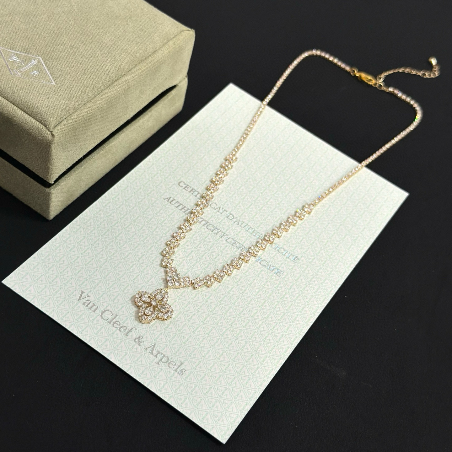 〔精工原版〕VCA四叶草🍀梵克雅🍛项链，经典之作 官网同款 时尚潮流 采用多层次金属雕刻设计 使花瓣更立