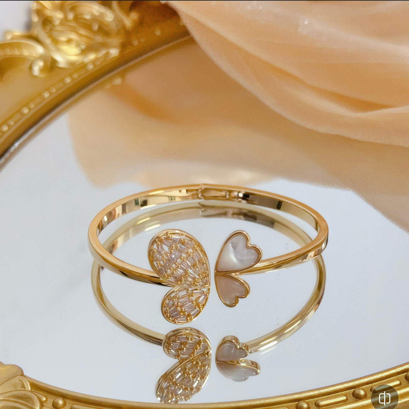 Piaget伯爵手镯 高端定制版本 镶嵌钻工艺 ，V金材质 ，细节处尽显奢华。金属质感与纹理相互映衬，光