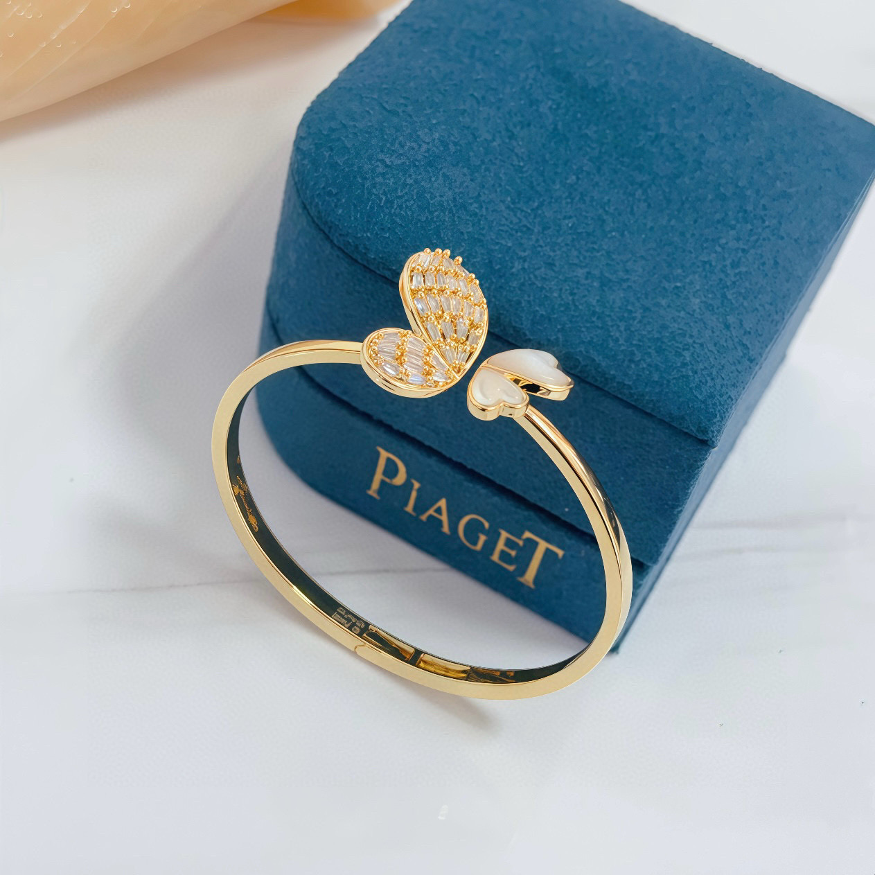 Piaget伯爵手镯 高端定制版本 镶嵌钻工艺 ，V金材质 ，细节处尽显奢华。金属质感与纹理相互映衬，光