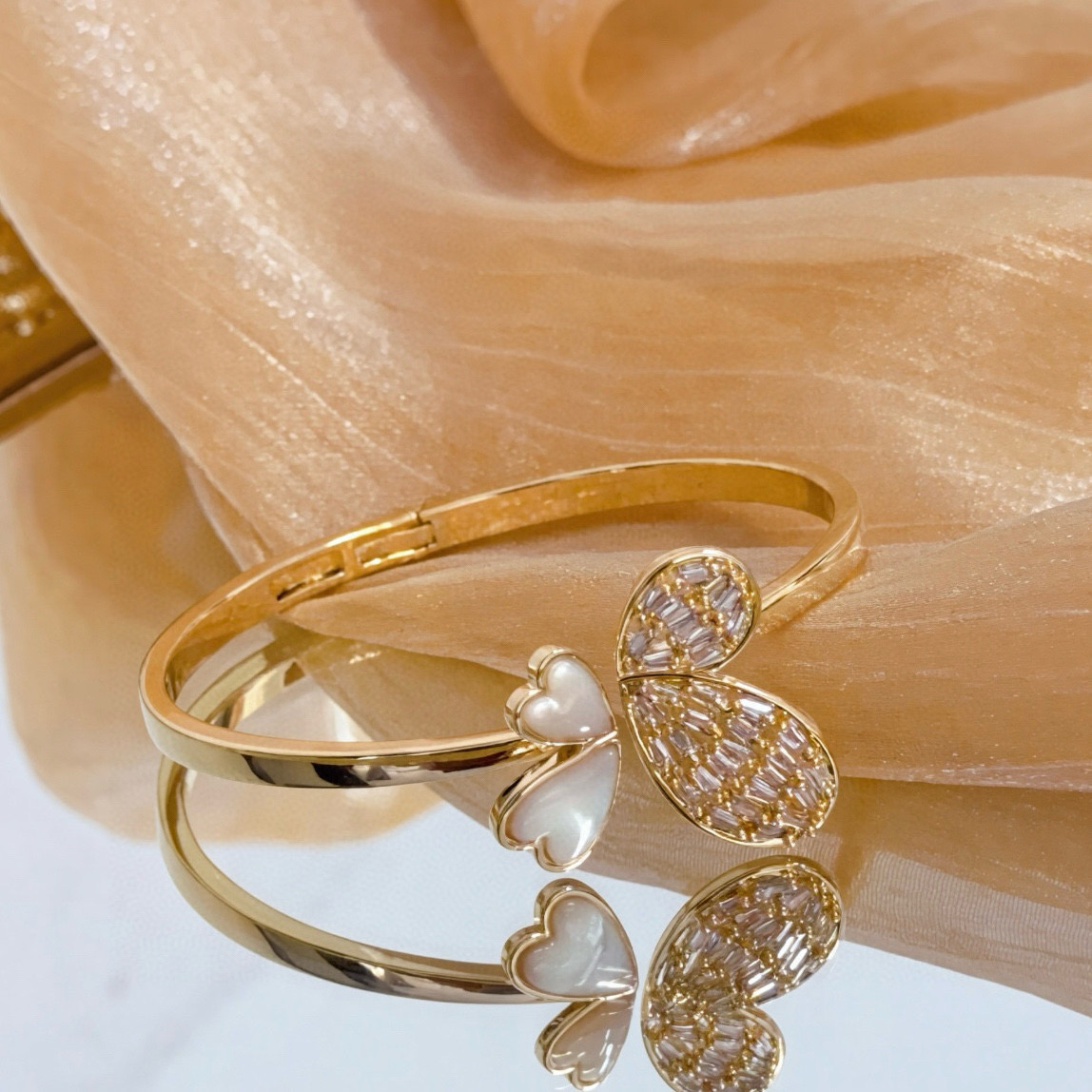 Piaget伯爵手镯 高端定制版本 镶嵌钻工艺 ，V金材质 ，细节处尽显奢华。金属质感与纹理相互映衬，光