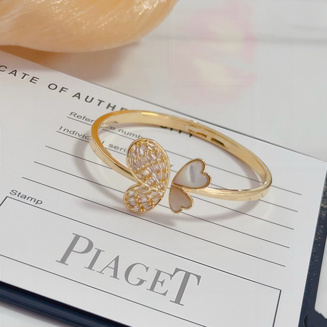 Piaget伯爵手镯 高端定制版本 镶嵌钻工艺 ，V金材质 ，细节处尽显奢华。金属质感与纹理相互映衬，光