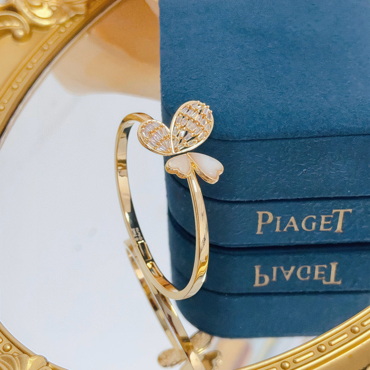 Piaget伯爵手镯 高端定制版本 镶嵌钻工艺 ，V金材质 ，细节处尽显奢华。金属质感与纹理相互映衬，光