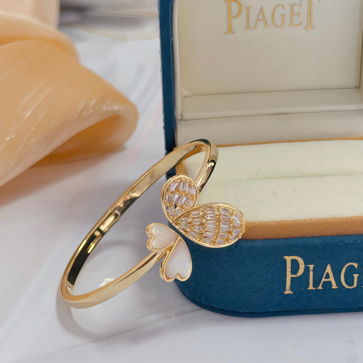 Piaget伯爵手镯 高端定制版本 镶嵌钻工艺 ，V金材质 ，细节处尽显奢华。金属质感与纹理相互映衬，光