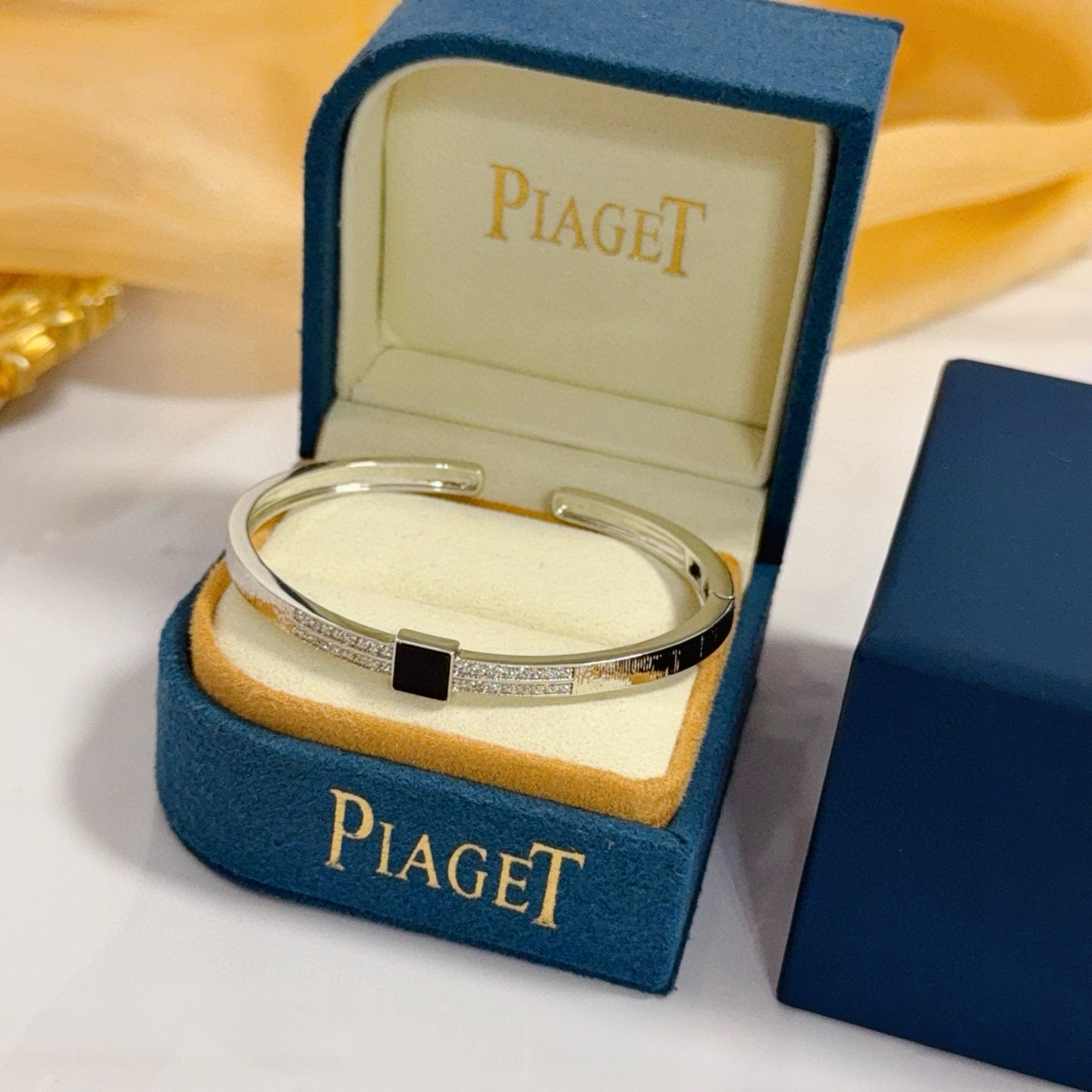Piaget伯爵手镯 高端定制版本 镶嵌钻工艺 ，V金材质 ，细节处尽显奢华。金属质感与纹理相互映衬，光