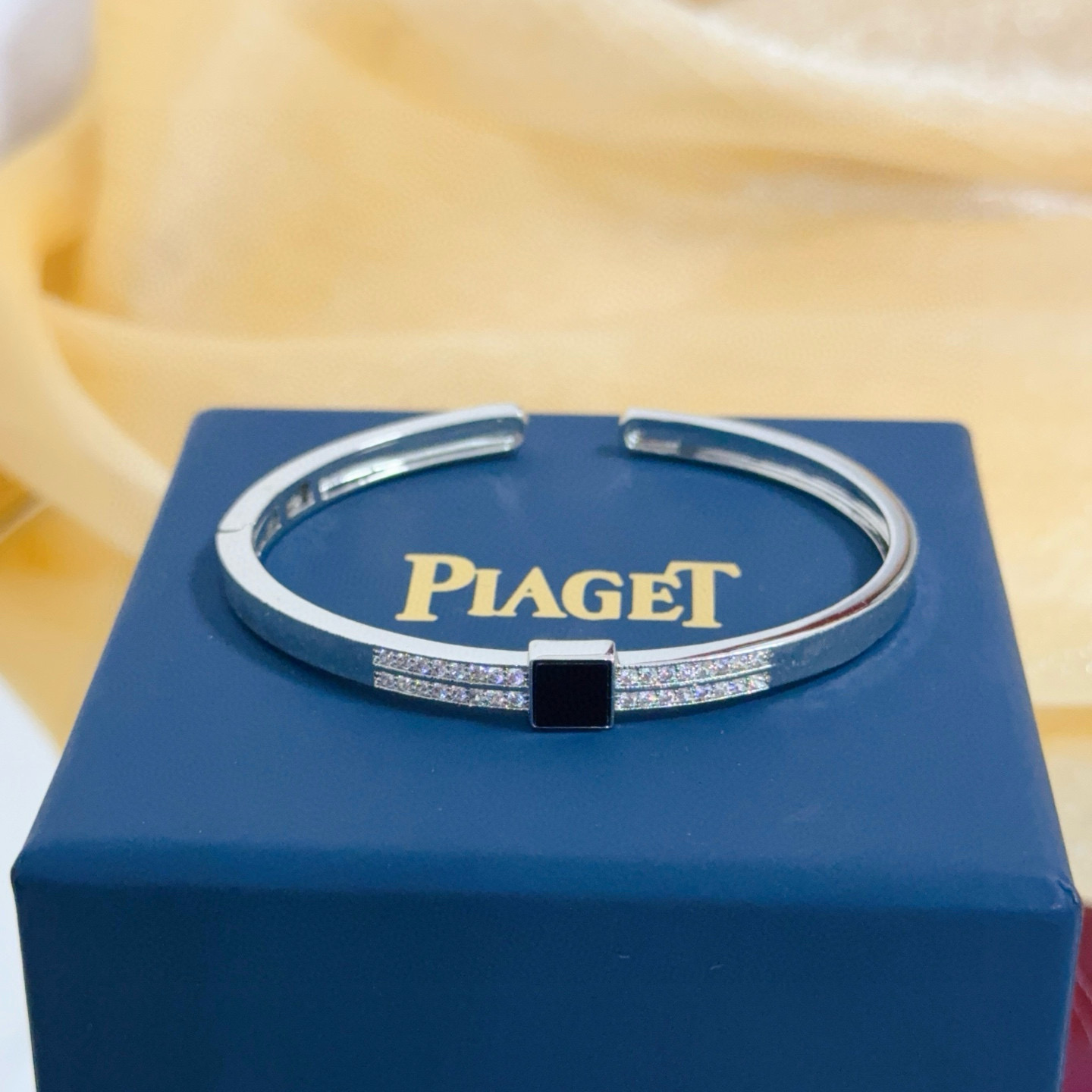 Piaget伯爵手镯 高端定制版本 镶嵌钻工艺 ，V金材质 ，细节处尽显奢华。金属质感与纹理相互映衬，光