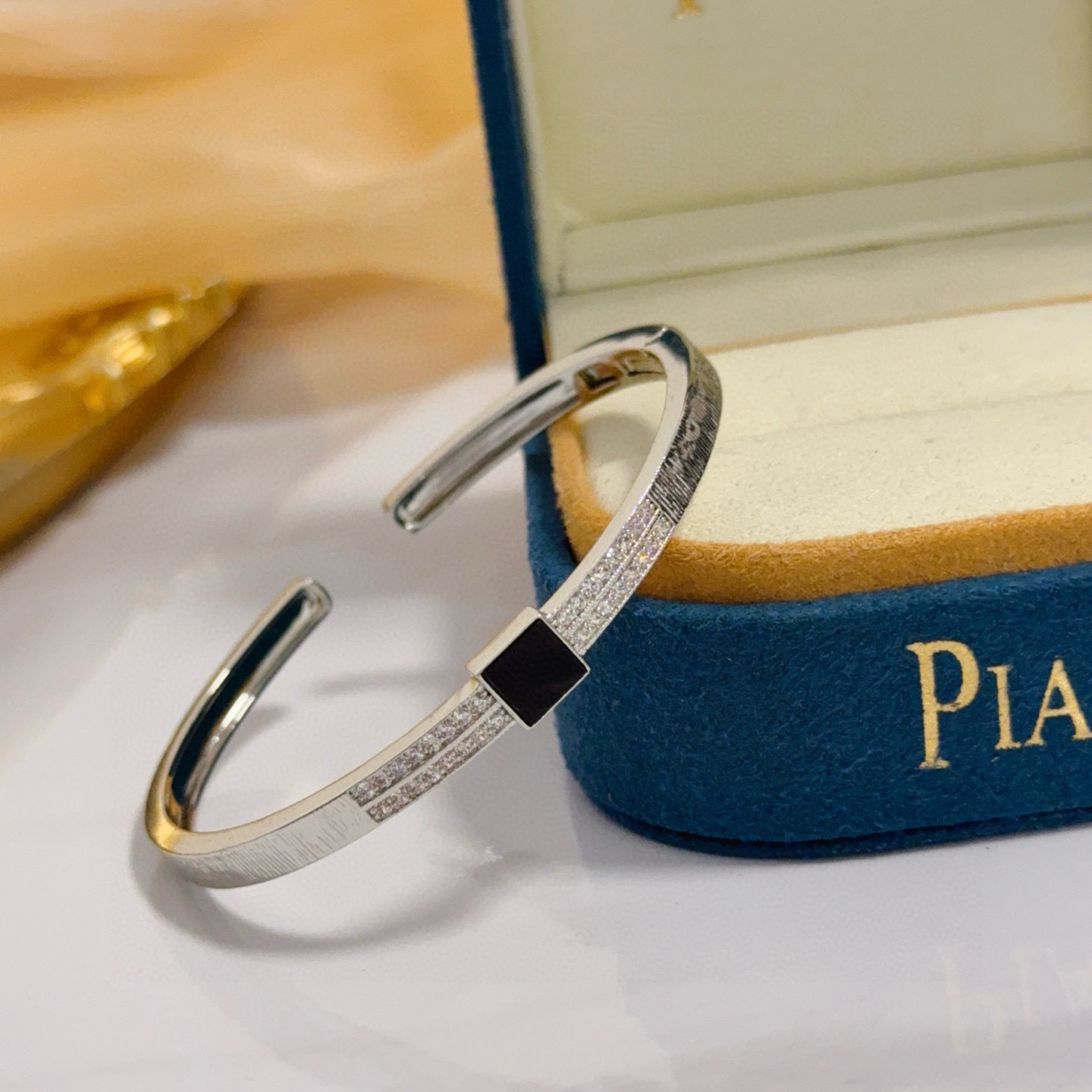 Piaget伯爵手镯 高端定制版本 镶嵌钻工艺 ，V金材质 ，细节处尽显奢华。金属质感与纹理相互映衬，光