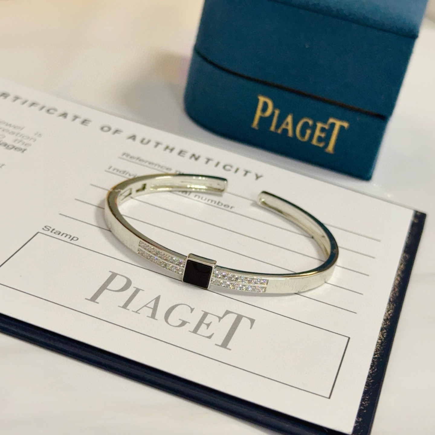 Piaget伯爵手镯 高端定制版本 镶嵌钻工艺 ，V金材质 ，细节处尽显奢华。金属质感与纹理相互映衬，光