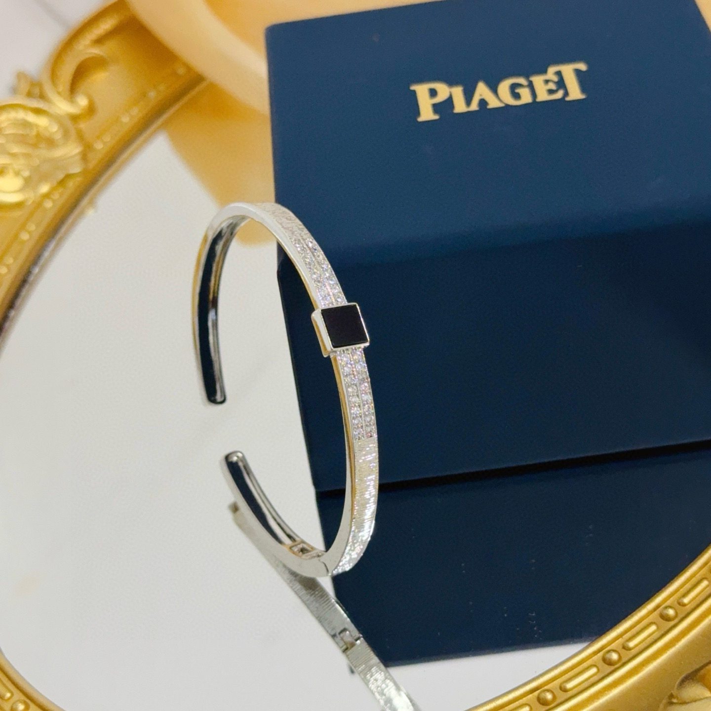 Piaget伯爵手镯 高端定制版本 镶嵌钻工艺 ，V金材质 ，细节处尽显奢华。金属质感与纹理相互映衬，光