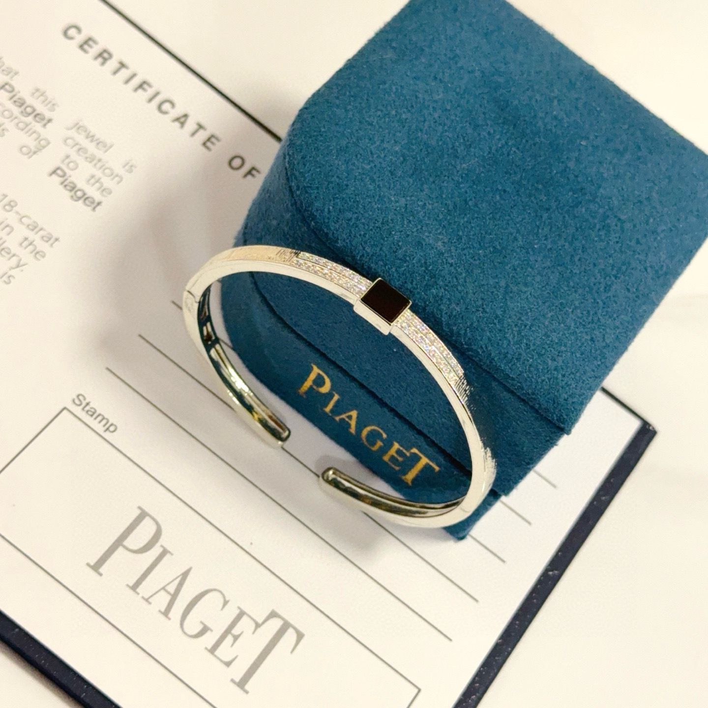 Piaget伯爵手镯 高端定制版本 镶嵌钻工艺 ，V金材质 ，细节处尽显奢华。金属质感与纹理相互映衬，光