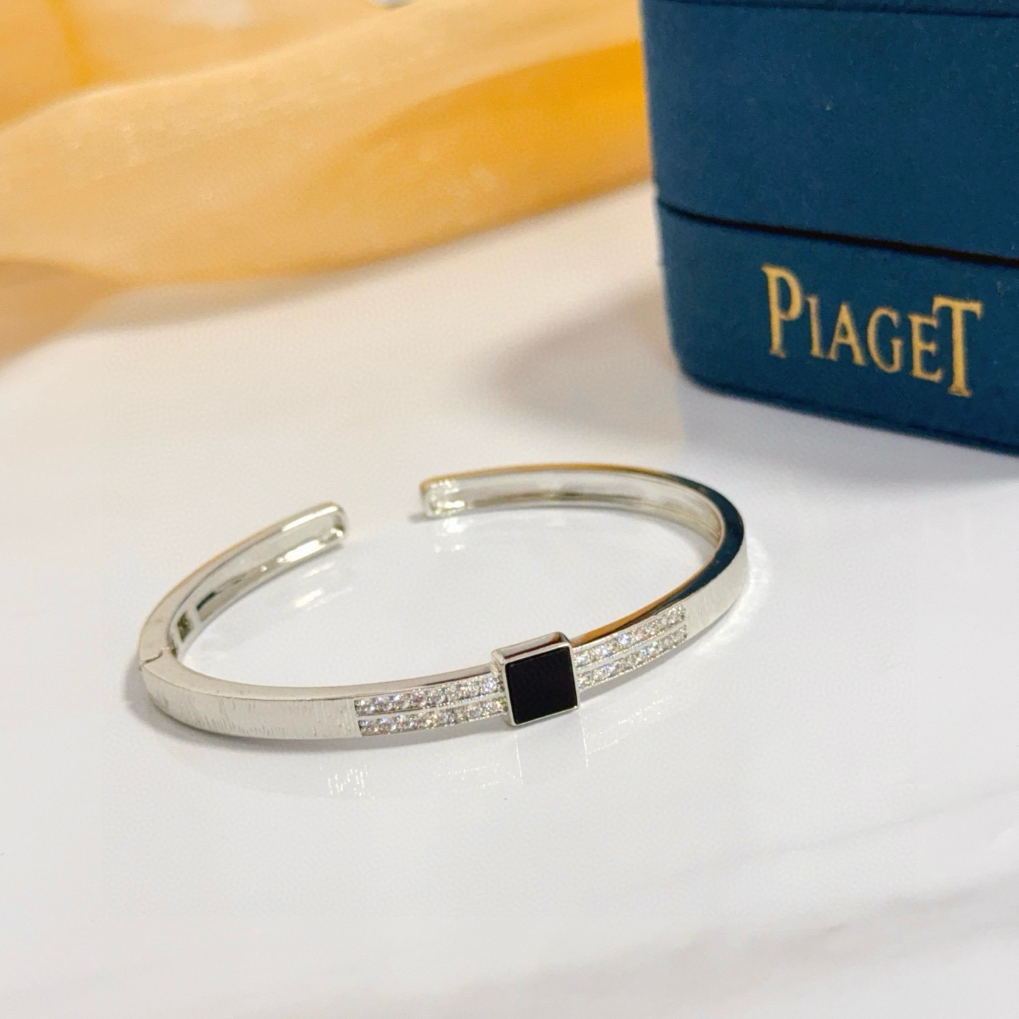 Piaget伯爵手镯 高端定制版本 镶嵌钻工艺 ，V金材质 ，细节处尽显奢华。金属质感与纹理相互映衬，光