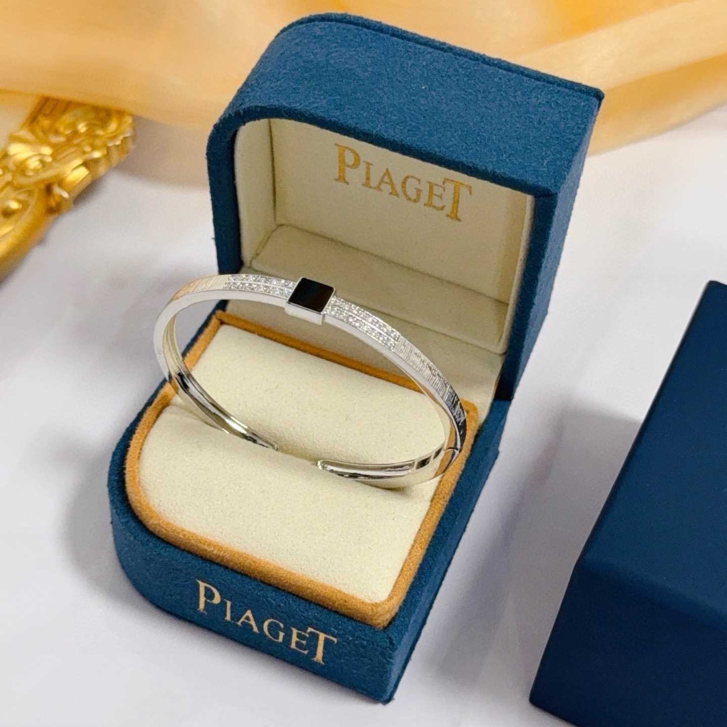 Piaget伯爵手镯 高端定制版本 镶嵌钻工艺 ，V金材质 ，细节处尽显奢华。金属质感与纹理相互映衬，光