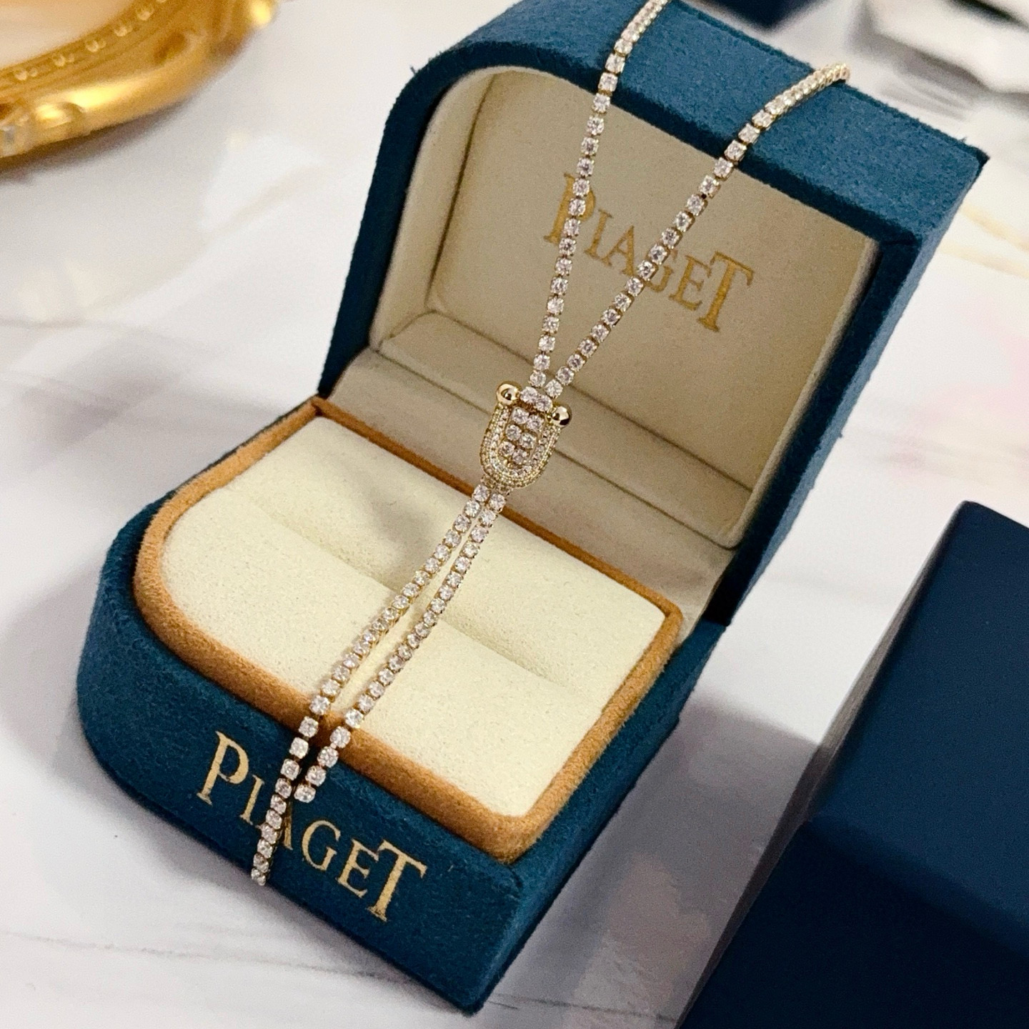 Piaget伯爵项链 高端定制版本 镶嵌钻工艺 ，V金材质 ，细节处尽显奢华。金属质感与纹理相互映衬，光