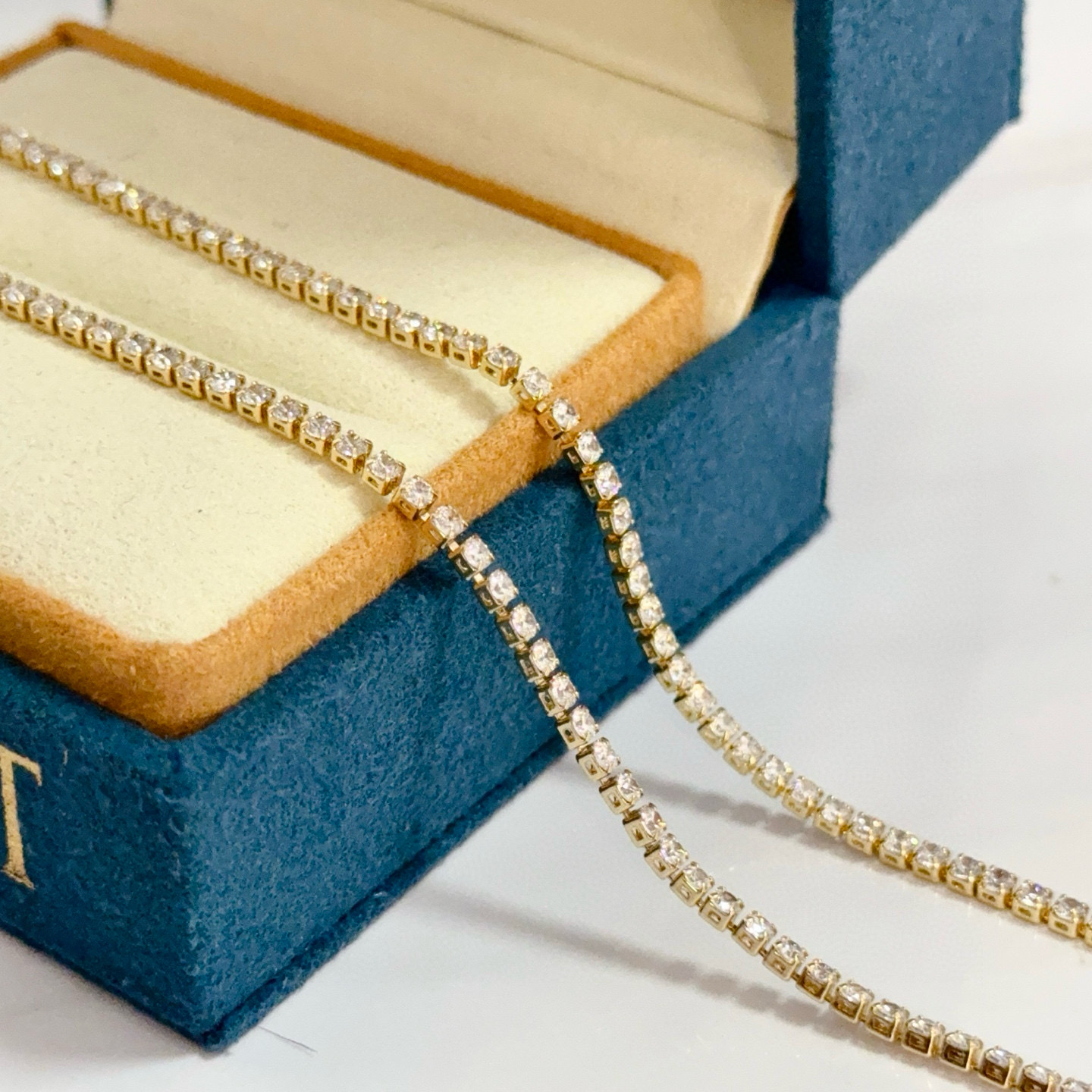 Piaget伯爵项链 高端定制版本 镶嵌钻工艺 ，V金材质 ，细节处尽显奢华。金属质感与纹理相互映衬，光