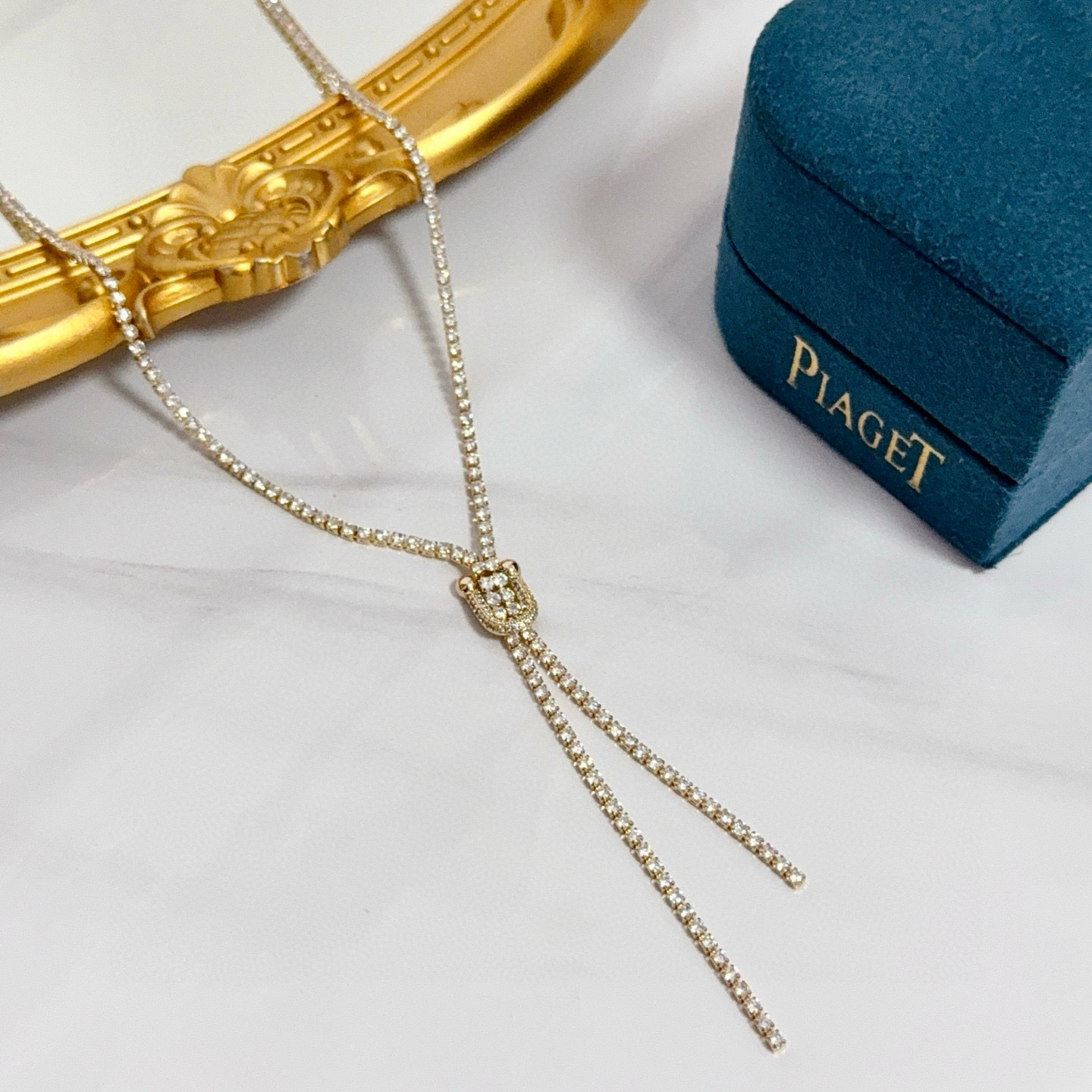 Piaget伯爵项链 高端定制版本 镶嵌钻工艺 ，V金材质 ，细节处尽显奢华。金属质感与纹理相互映衬，光