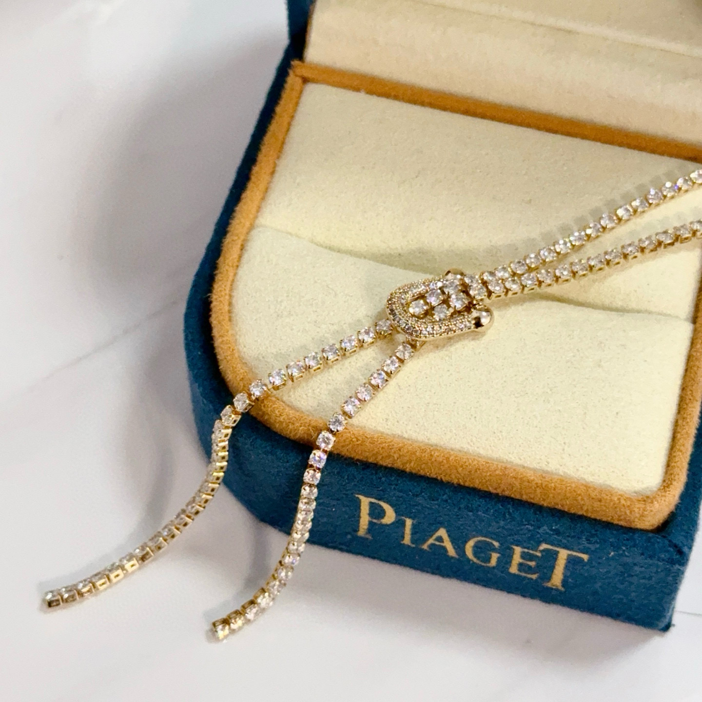 Piaget伯爵项链 高端定制版本 镶嵌钻工艺 ，V金材质 ，细节处尽显奢华。金属质感与纹理相互映衬，光