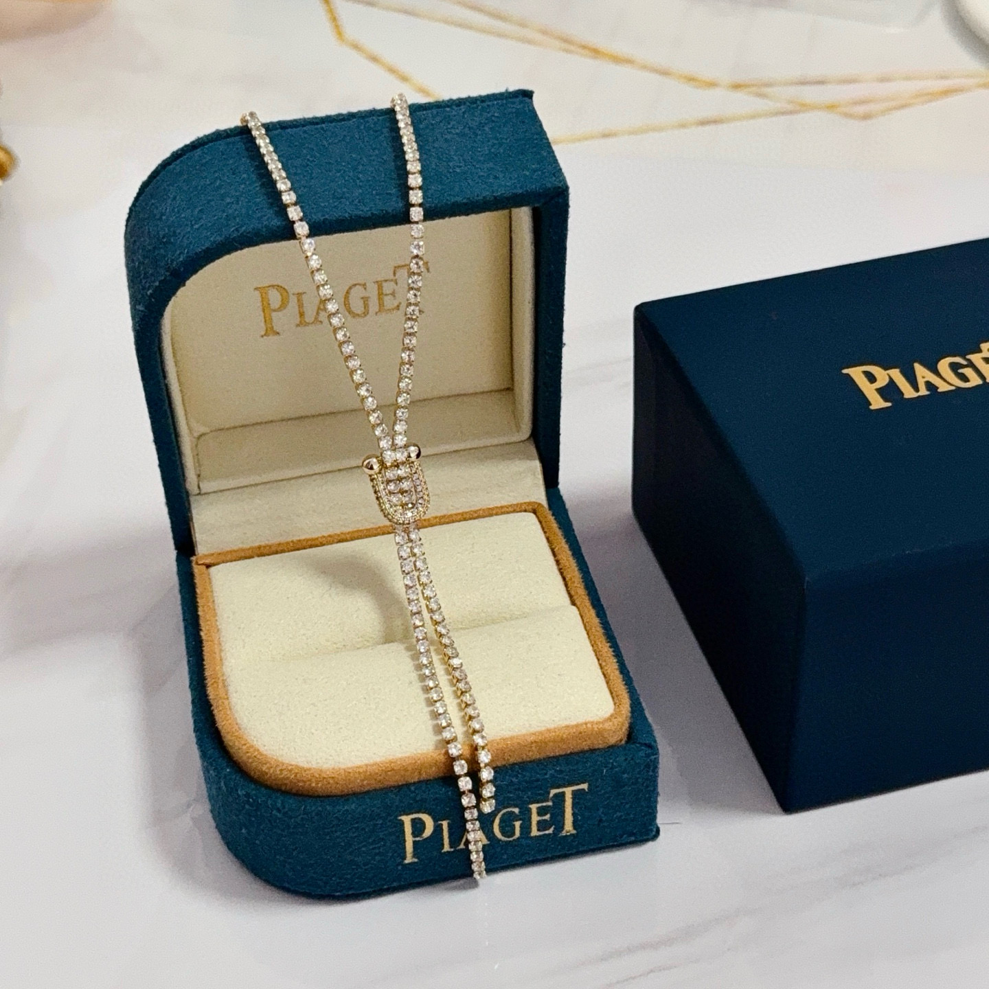 Piaget伯爵项链 高端定制版本 镶嵌钻工艺 ，V金材质 ，细节处尽显奢华。金属质感与纹理相互映衬，光