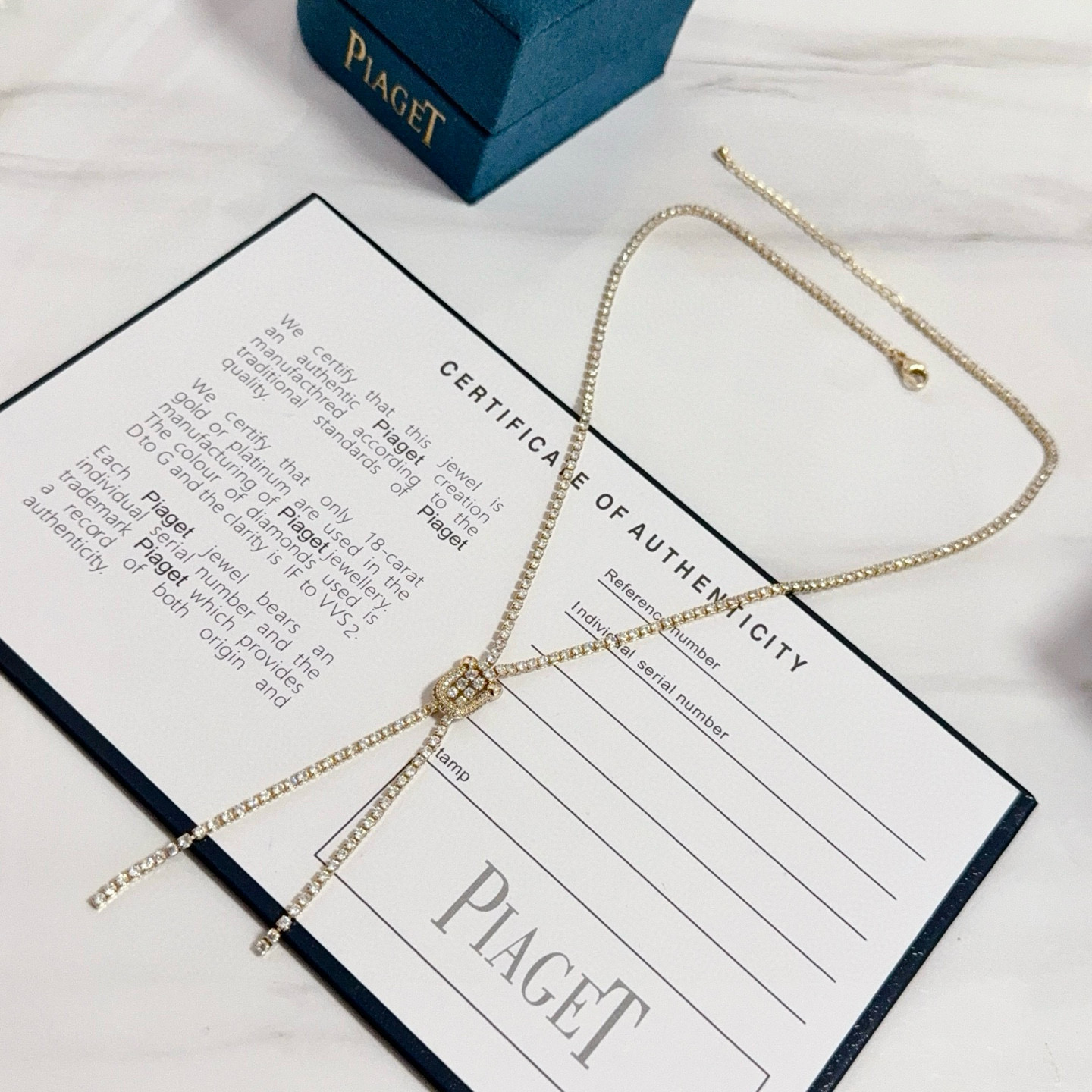 Piaget伯爵项链 高端定制版本 镶嵌钻工艺 ，V金材质 ，细节处尽显奢华。金属质感与纹理相互映衬，光
