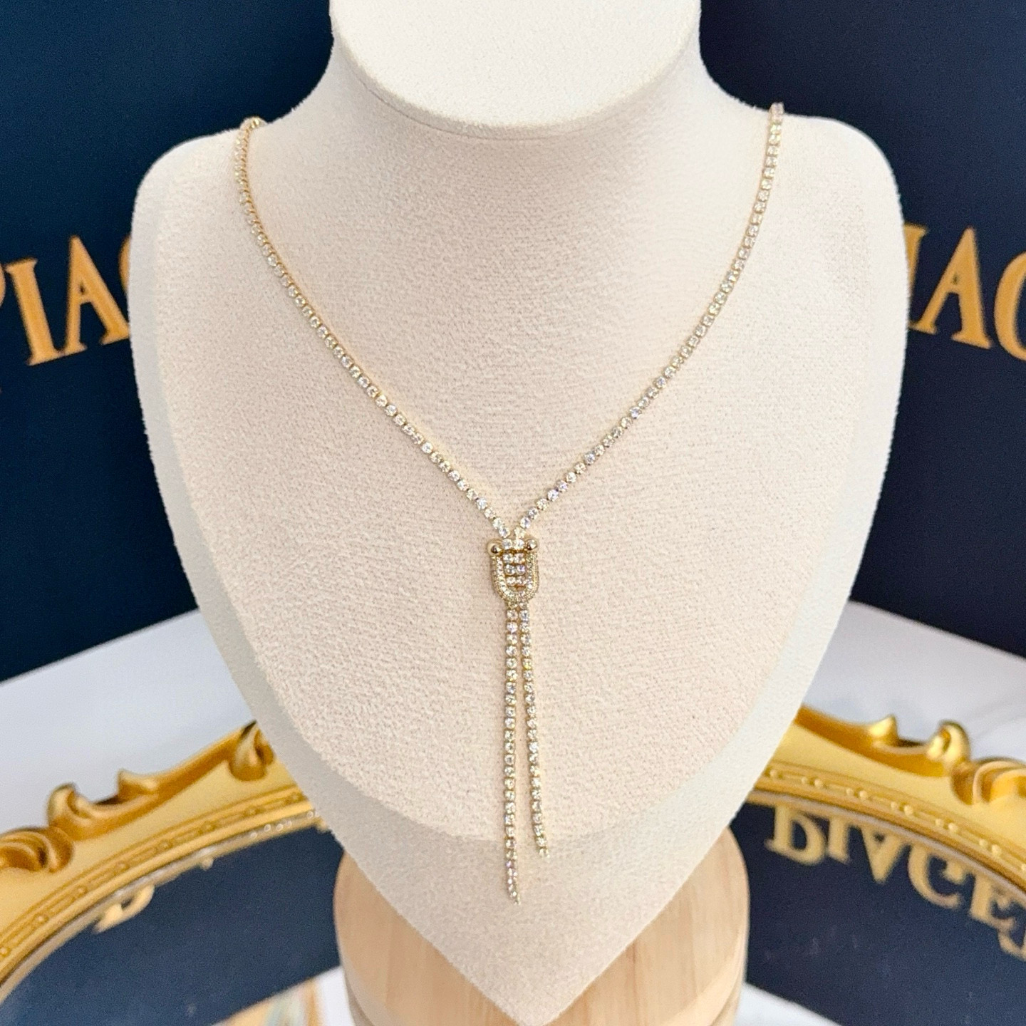 Piaget伯爵项链 高端定制版本 镶嵌钻工艺 ，V金材质 ，细节处尽显奢华。金属质感与纹理相互映衬，光