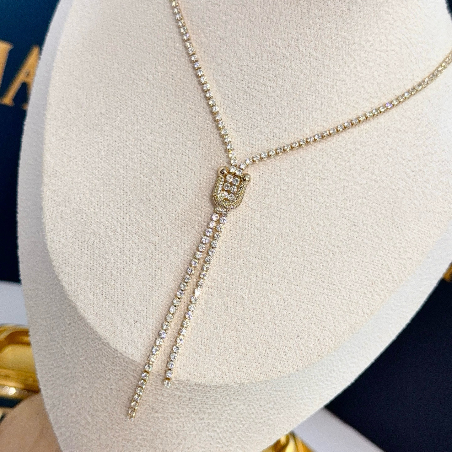 Piaget伯爵项链 高端定制版本 镶嵌钻工艺 ，V金材质 ，细节处尽显奢华。金属质感与纹理相互映衬，光